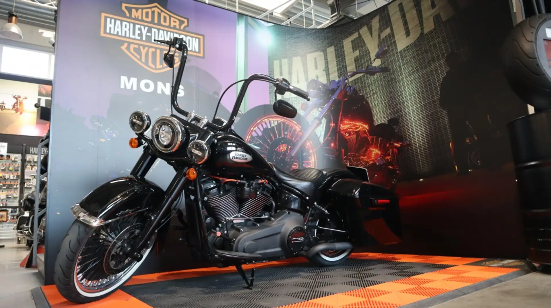 Harley-Davidson Heritage Softail Tour Zwart - 1