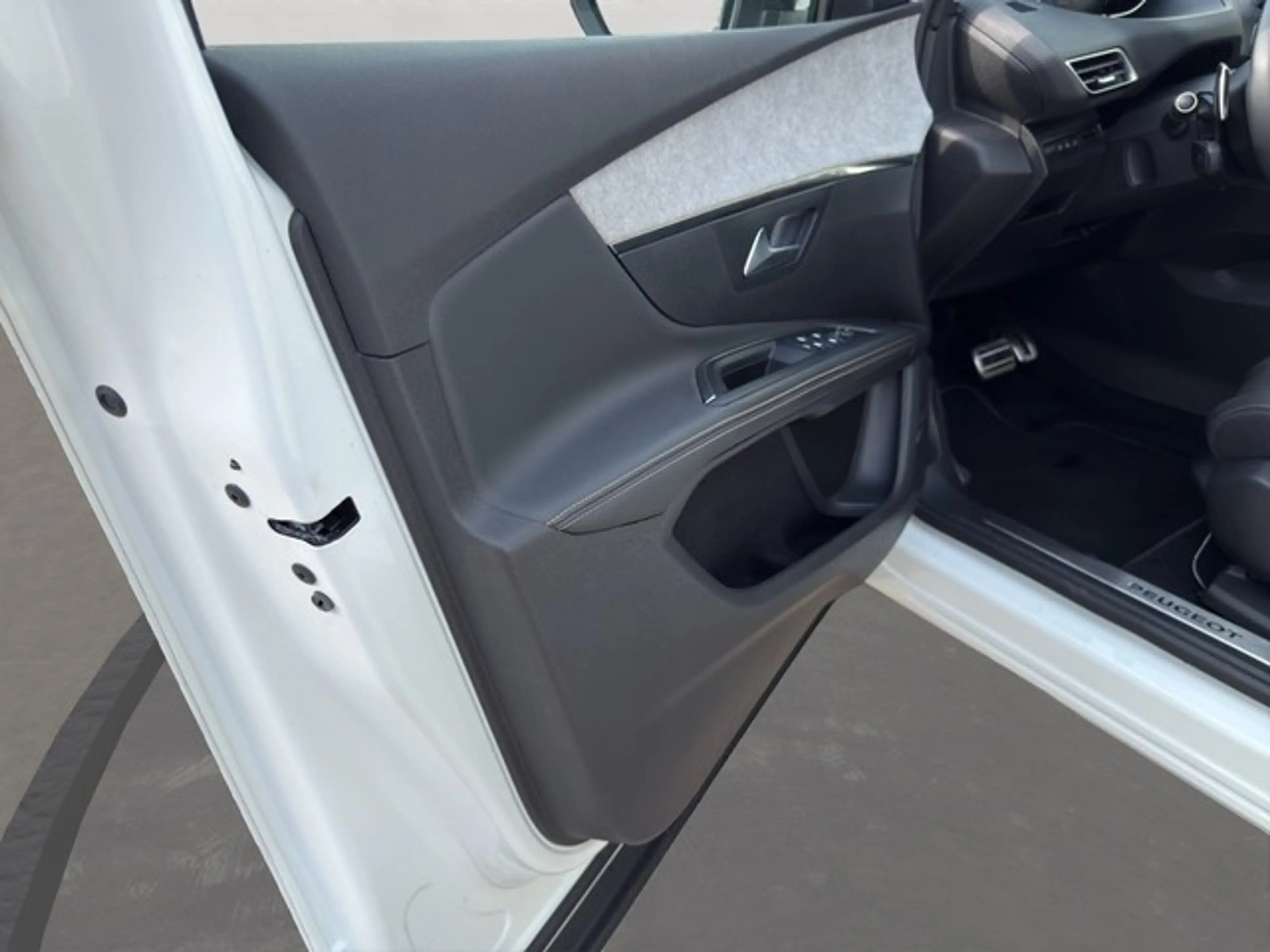 Peugeot 5008 Hybrid 136 GT PANO NAVI PDC SHZ KAMERA KLIMAAT — photo 14