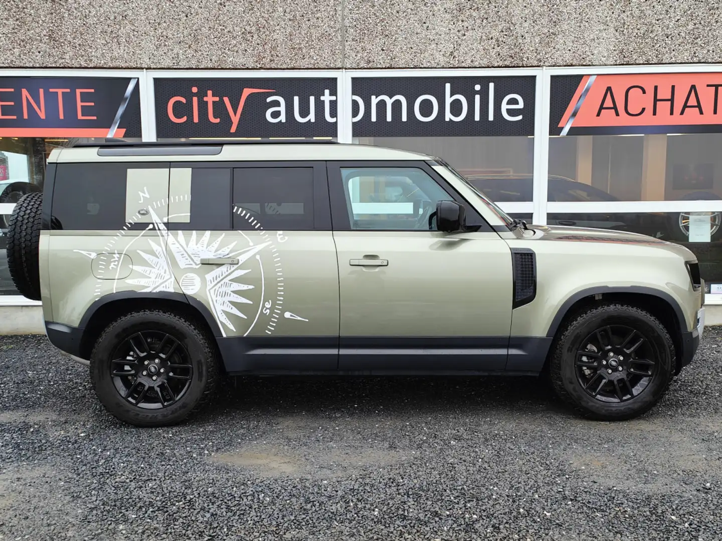 Land Rover Defender 110 D240 SE 4X4 7PLACES TOIT PANO CARPLAY CAMERA 3 Groen - 2