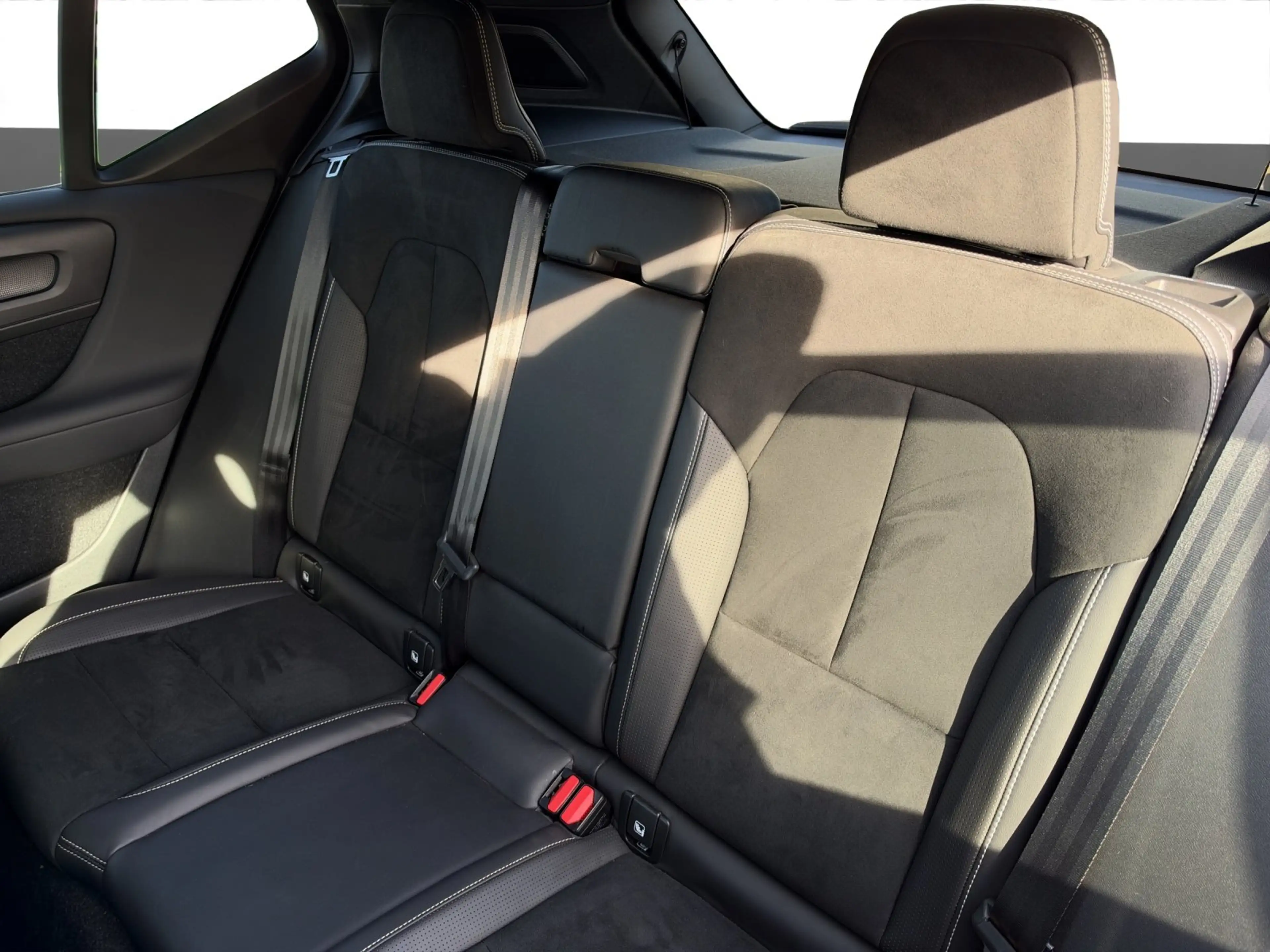 Volvo XC40 R Design D4 AWD Navi+SHZ+LHZ+RFK+LM+LED — photo 12