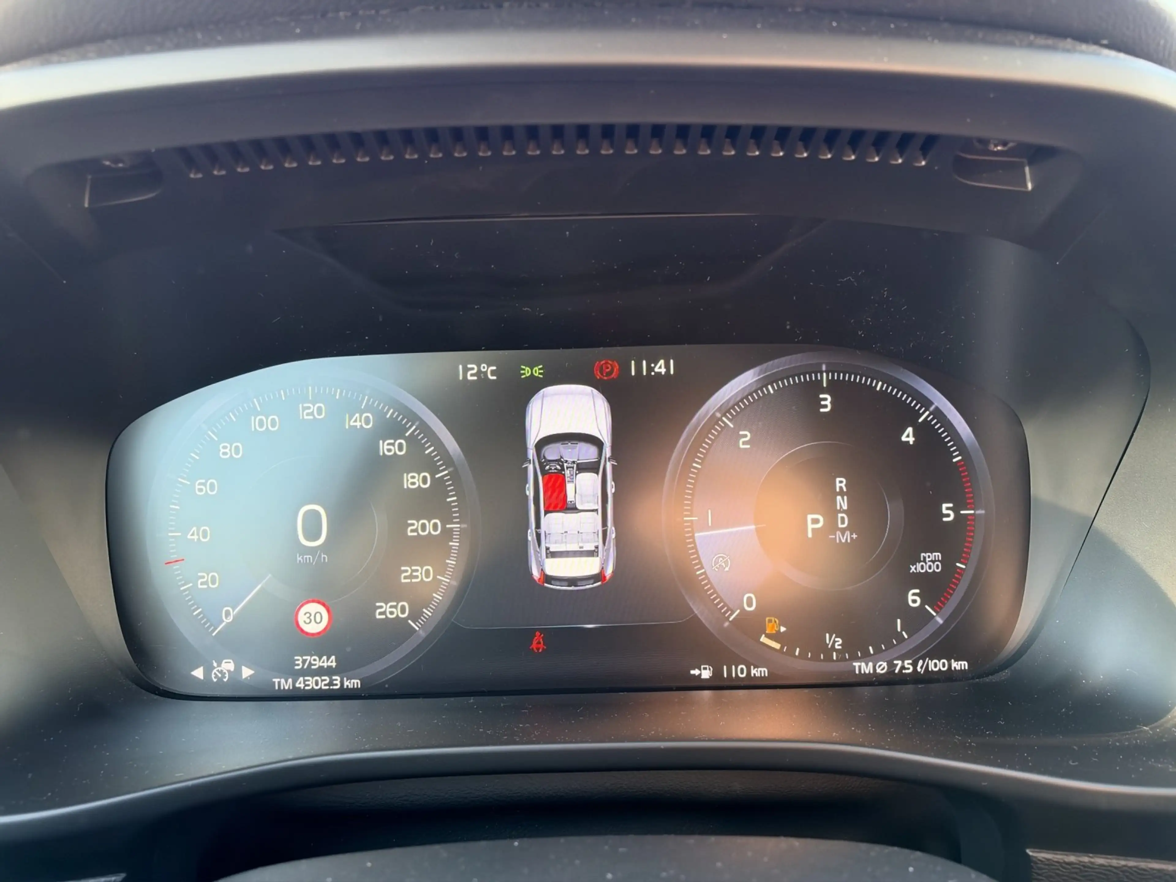 Volvo XC40 R Design D4 AWD Navi+SHZ+LHZ+RFK+LM+LED — photo 14