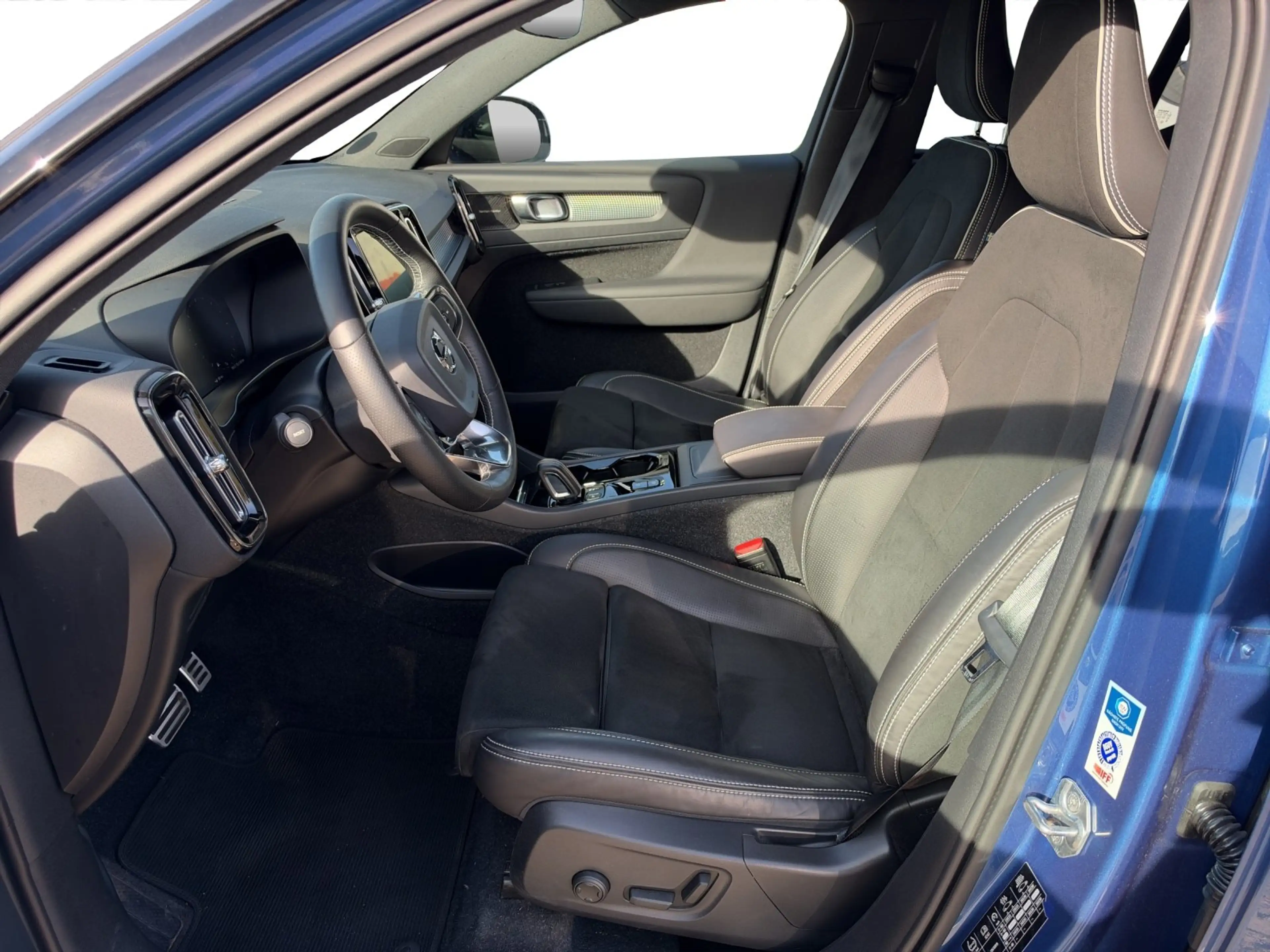 Volvo XC40 R Design D4 AWD Navi+SHZ+LHZ+RFK+LM+LED — photo 11