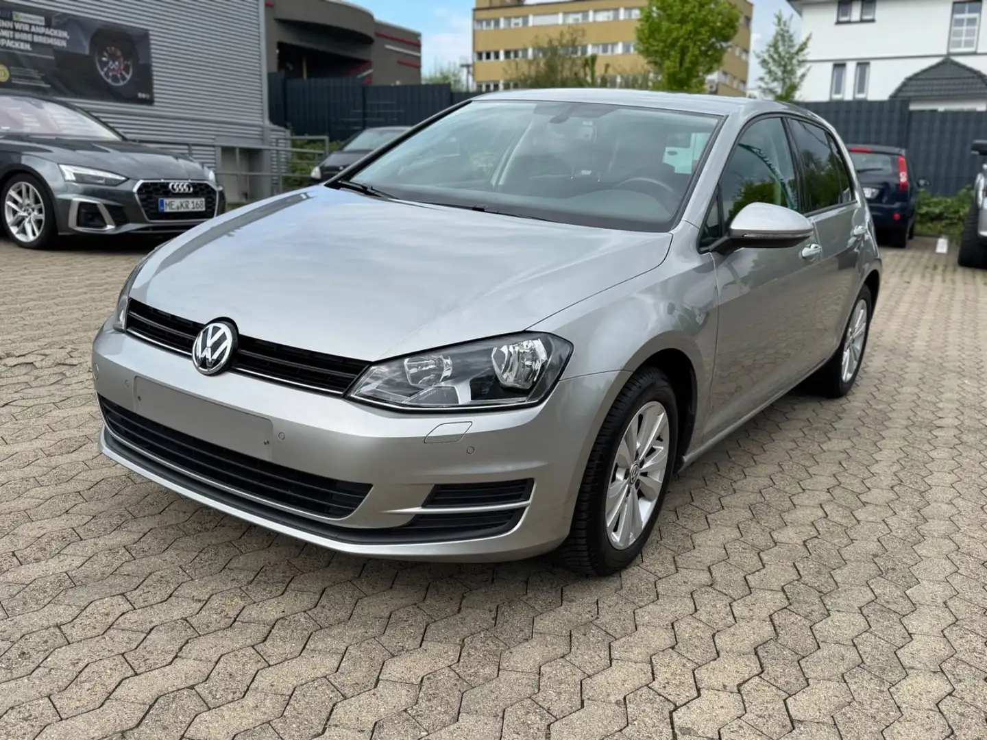 Volkswagen Golf VII 1,2 TSI BlueMotion erst 58017 Kilometer Grau - 1