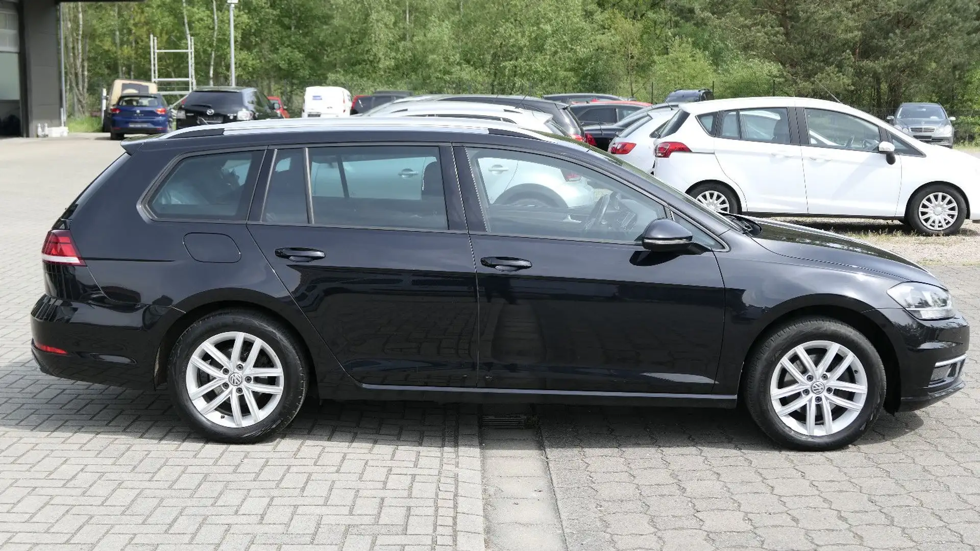 Volkswagen Golf VII Comfortline /Start-Stopp/Navi/AHK/Euro6 Zwart - 2