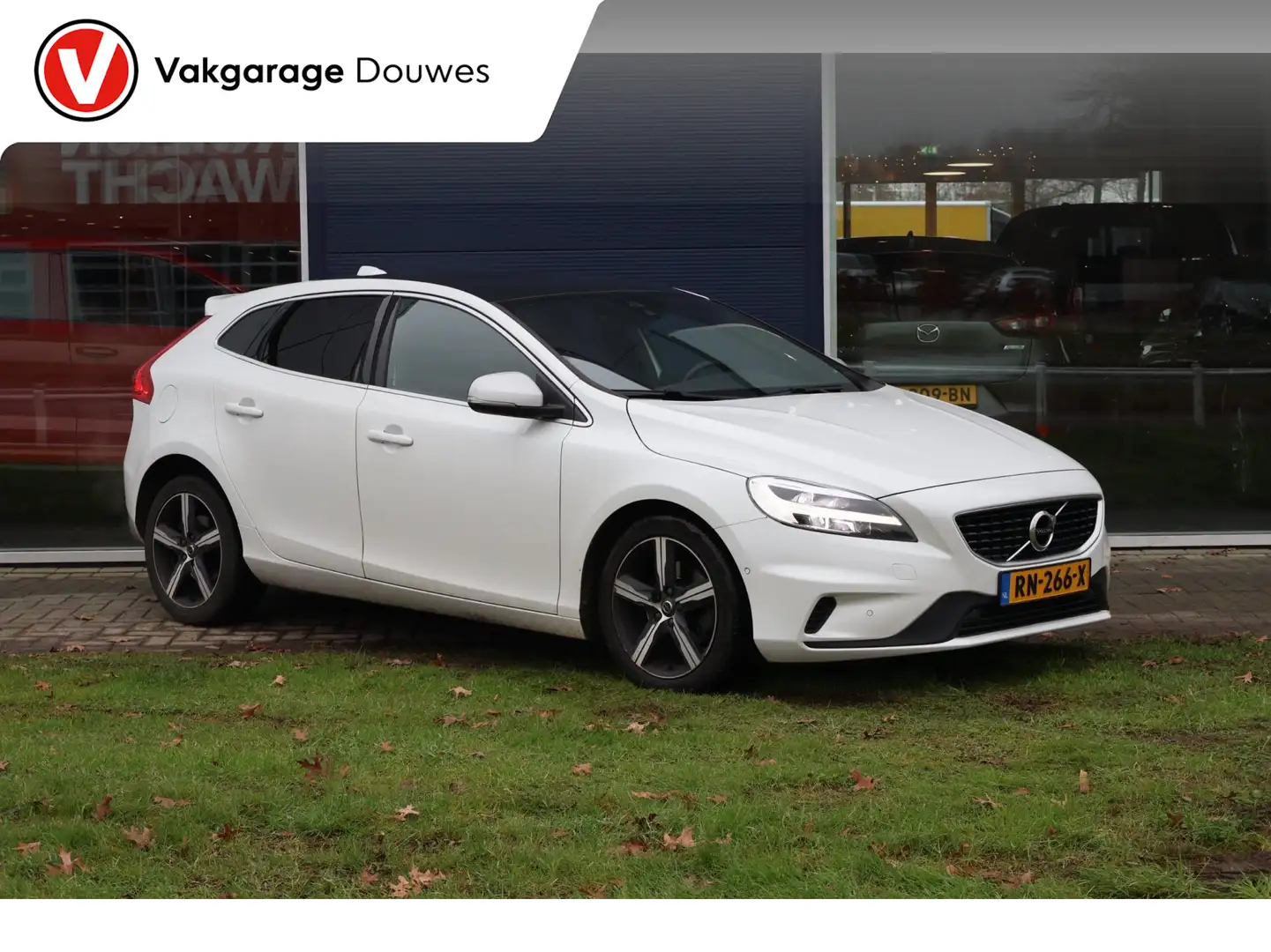Volvo V40 2.0 T4 Business Sport R-Design | NAP | DoH | Pano Blanc - 1