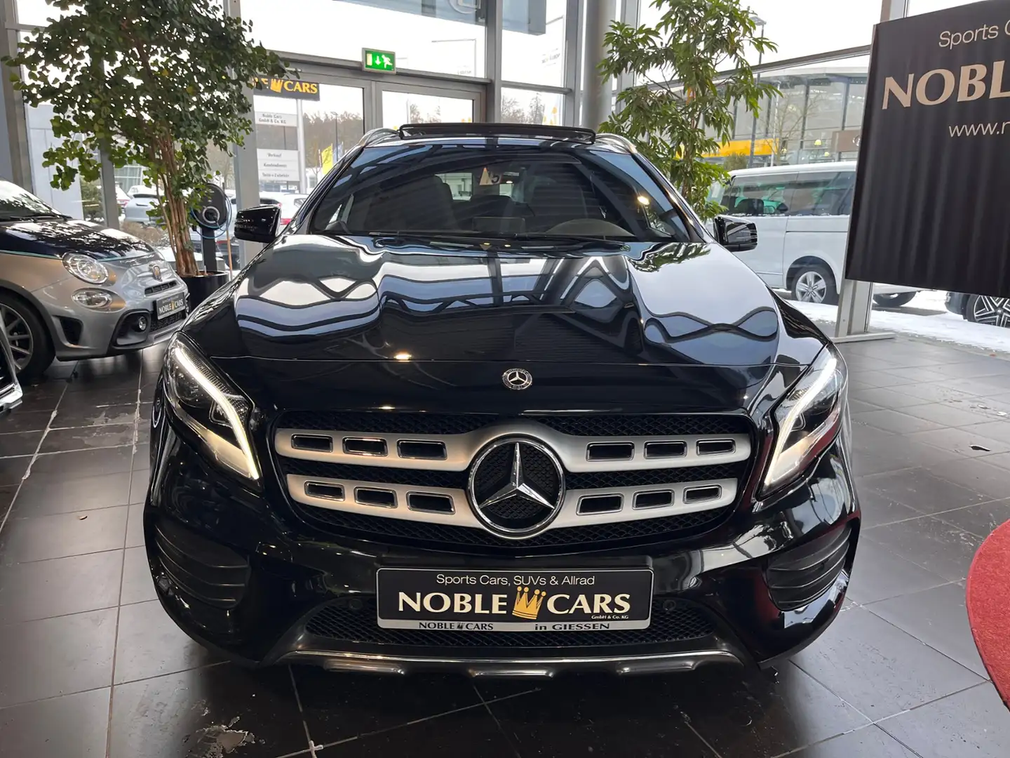 Mercedes-Benz GLA 180 250 4Matic AMG Line AHK PANO RFK 19" Schwarz - 2