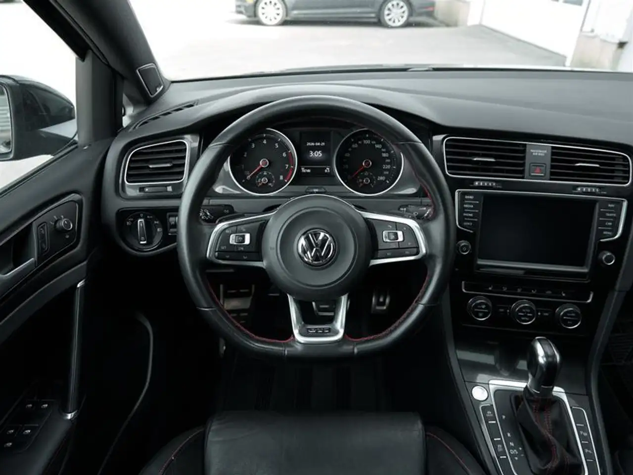Volkswagen Golf GTI снимка Volkswagen Golf GTI