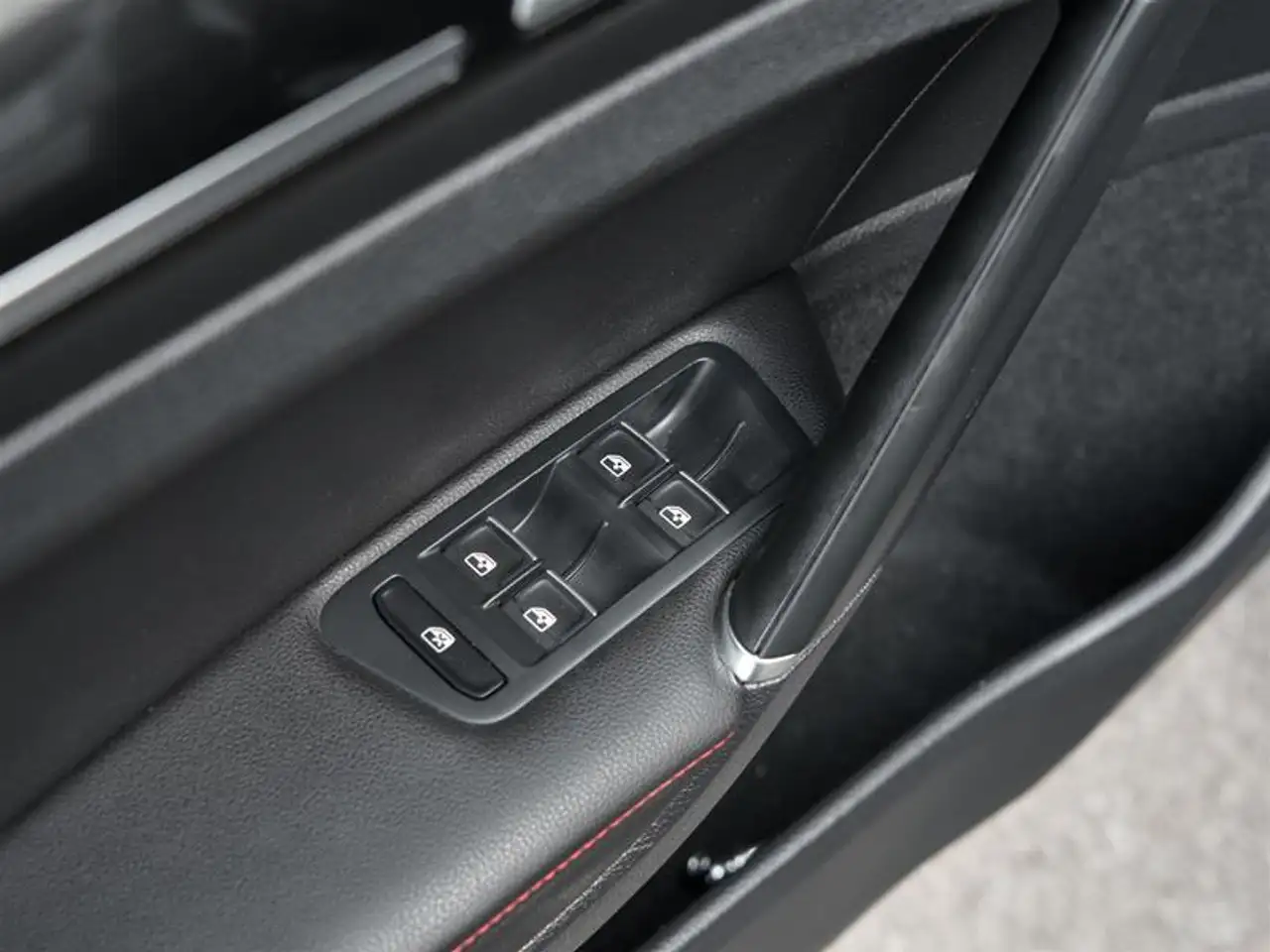 Volkswagen Golf GTI снимка Volkswagen Golf GTI