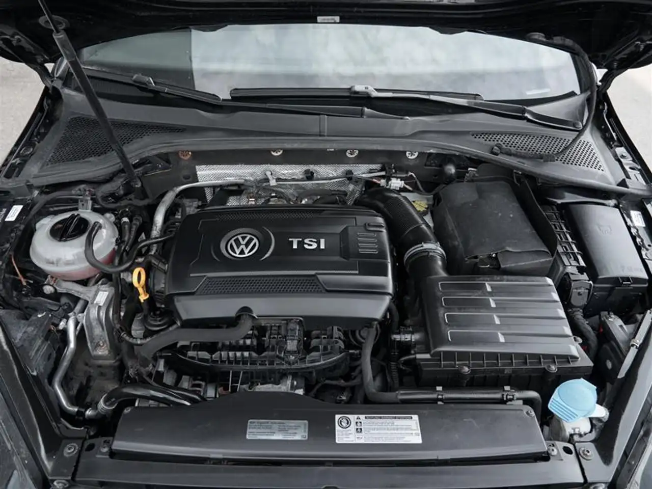Volkswagen Golf GTI снимка Volkswagen Golf GTI