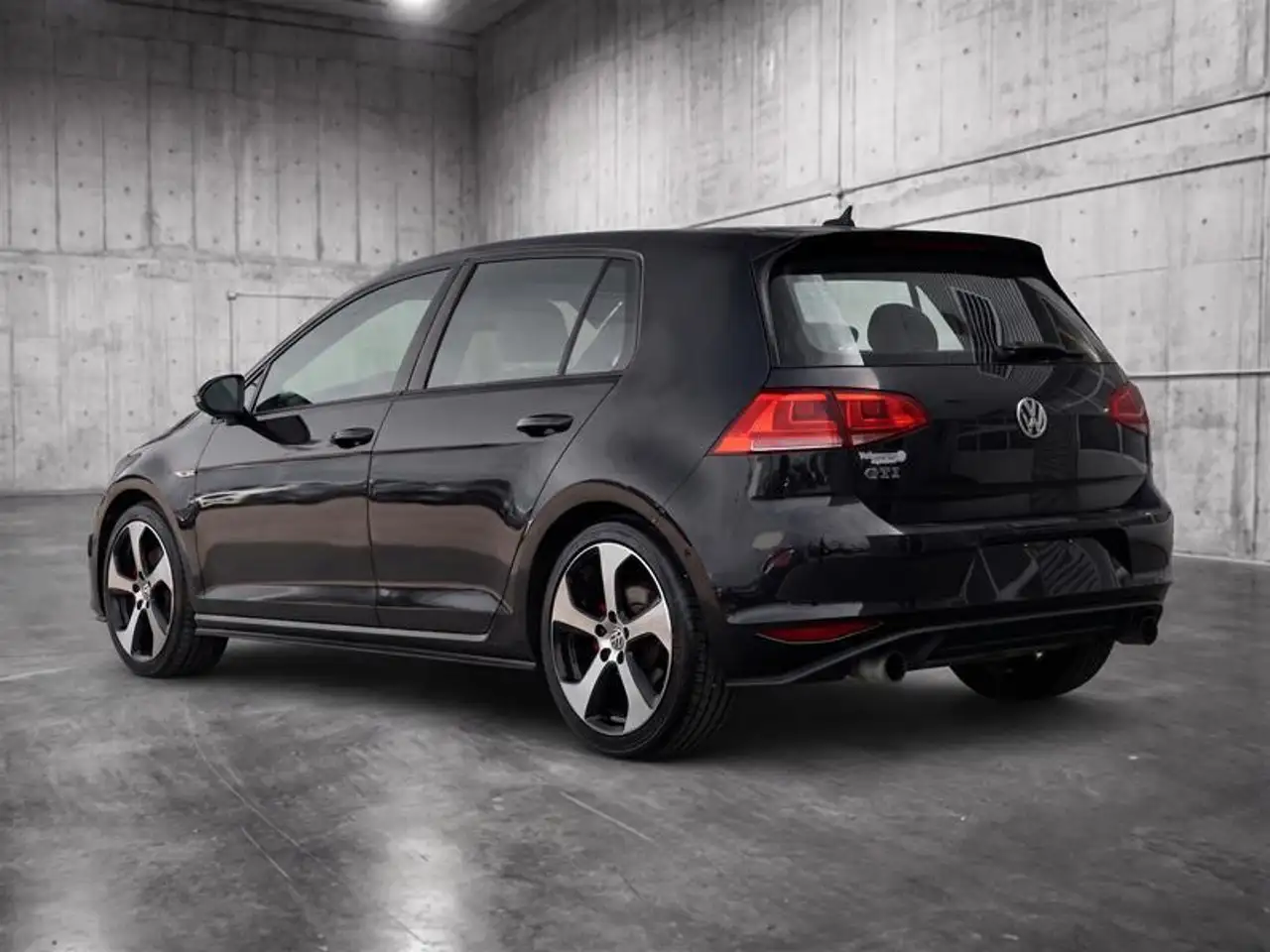 Volkswagen Golf GTI снимка Volkswagen Golf GTI