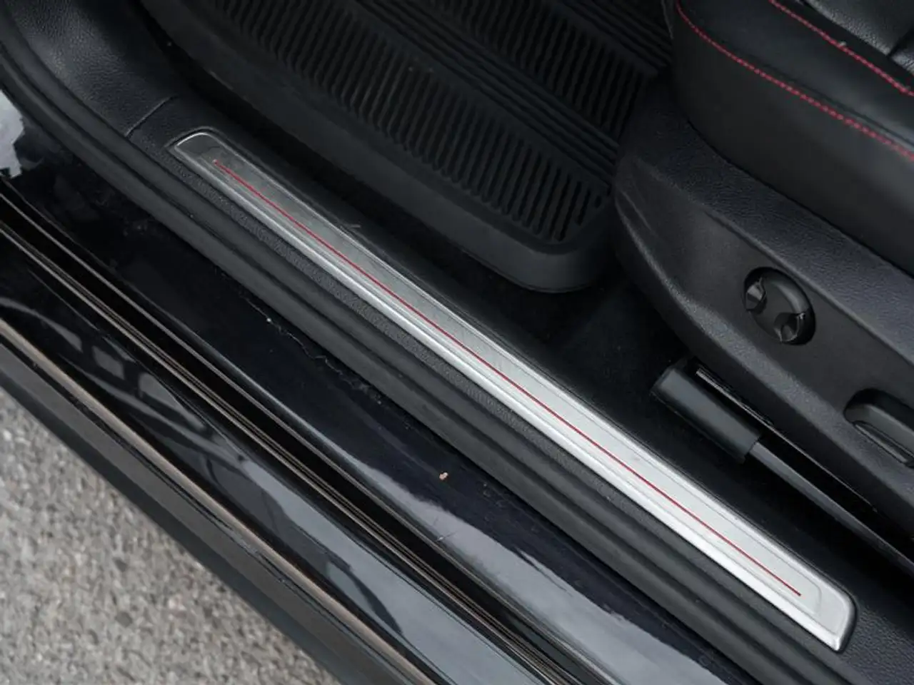 Volkswagen Golf GTI снимка Volkswagen Golf GTI