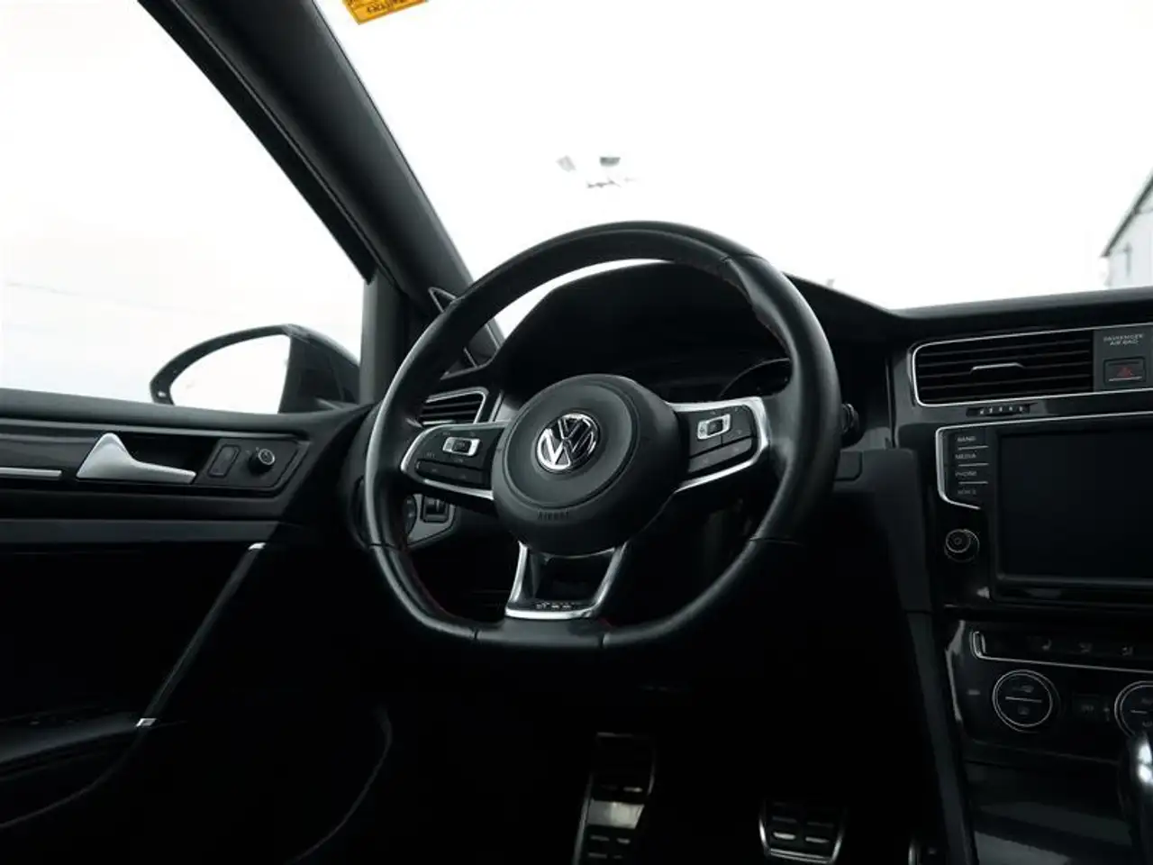 Volkswagen Golf GTI снимка Volkswagen Golf GTI