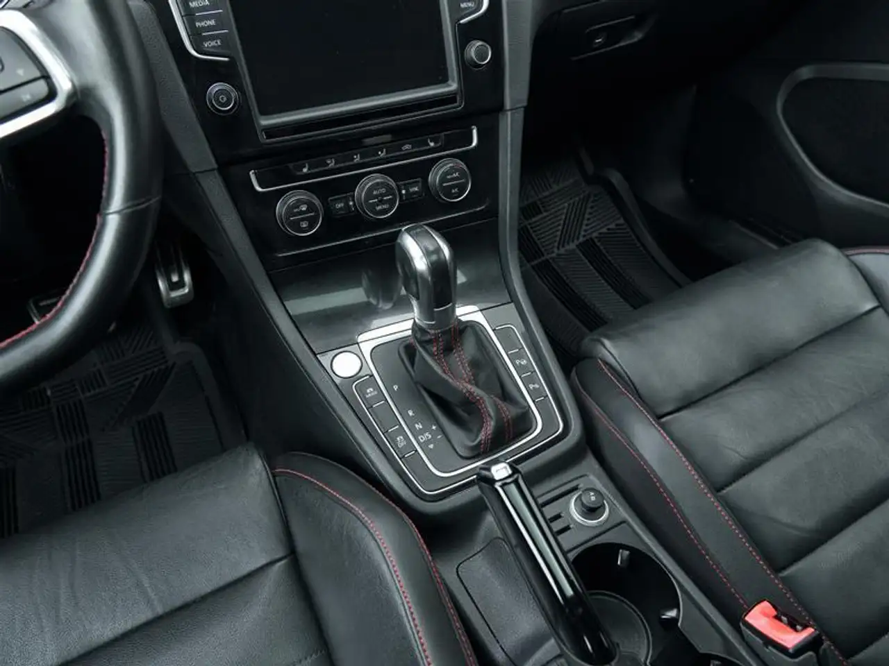Volkswagen Golf GTI снимка Volkswagen Golf GTI