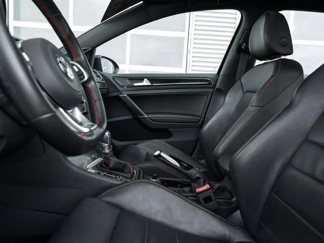 Volkswagen Golf GTI снимка Volkswagen Golf GTI