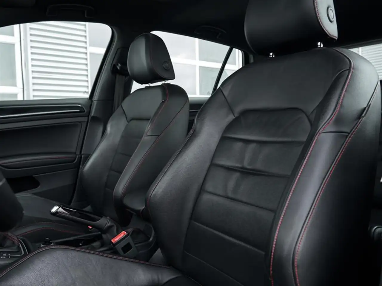 Volkswagen Golf GTI снимка Volkswagen Golf GTI