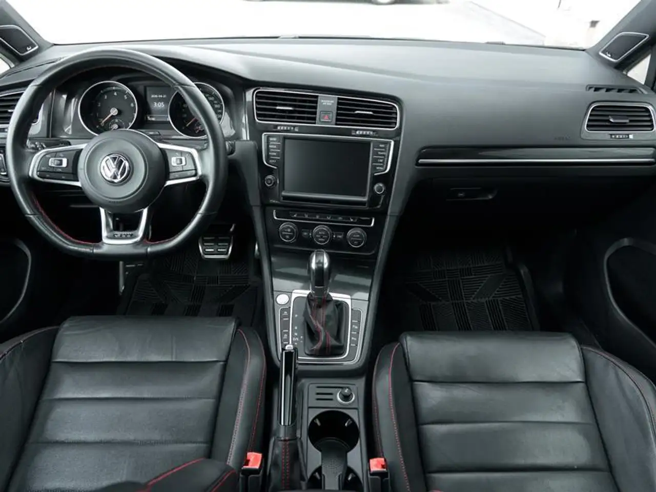 Volkswagen Golf GTI снимка Volkswagen Golf GTI