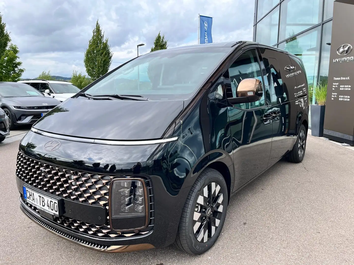 Hyundai STARIA Signature Hybrid 2WD Schwarz - 1