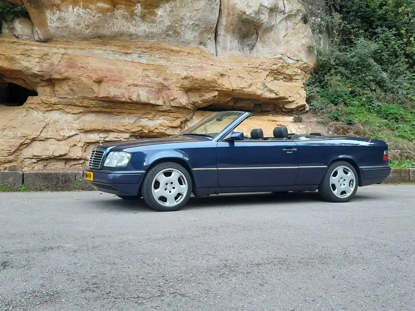 Mercedes-Benz E 200 cabrio Bleu - 2