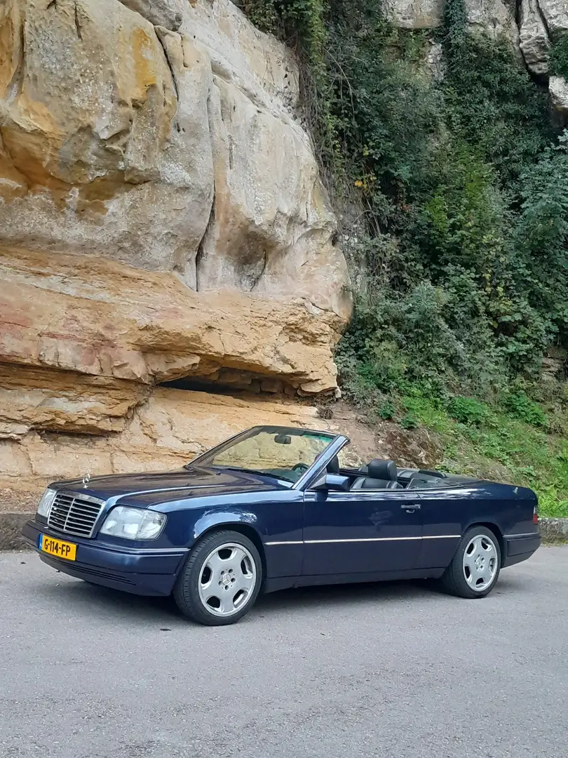 Mercedes-Benz E 200 cabrio Bleu - 1