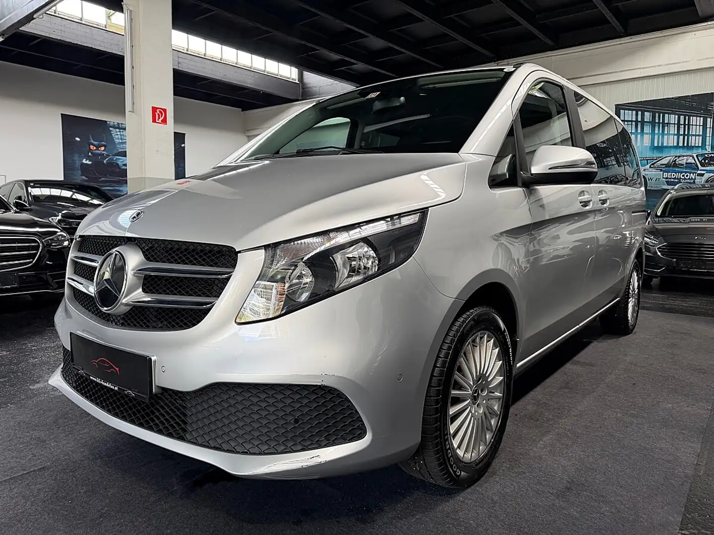 Mercedes-Benz V 220 d Kombi 4MATIC kompakt Aut. * MWST * FINANZIERU... Grau - 1
