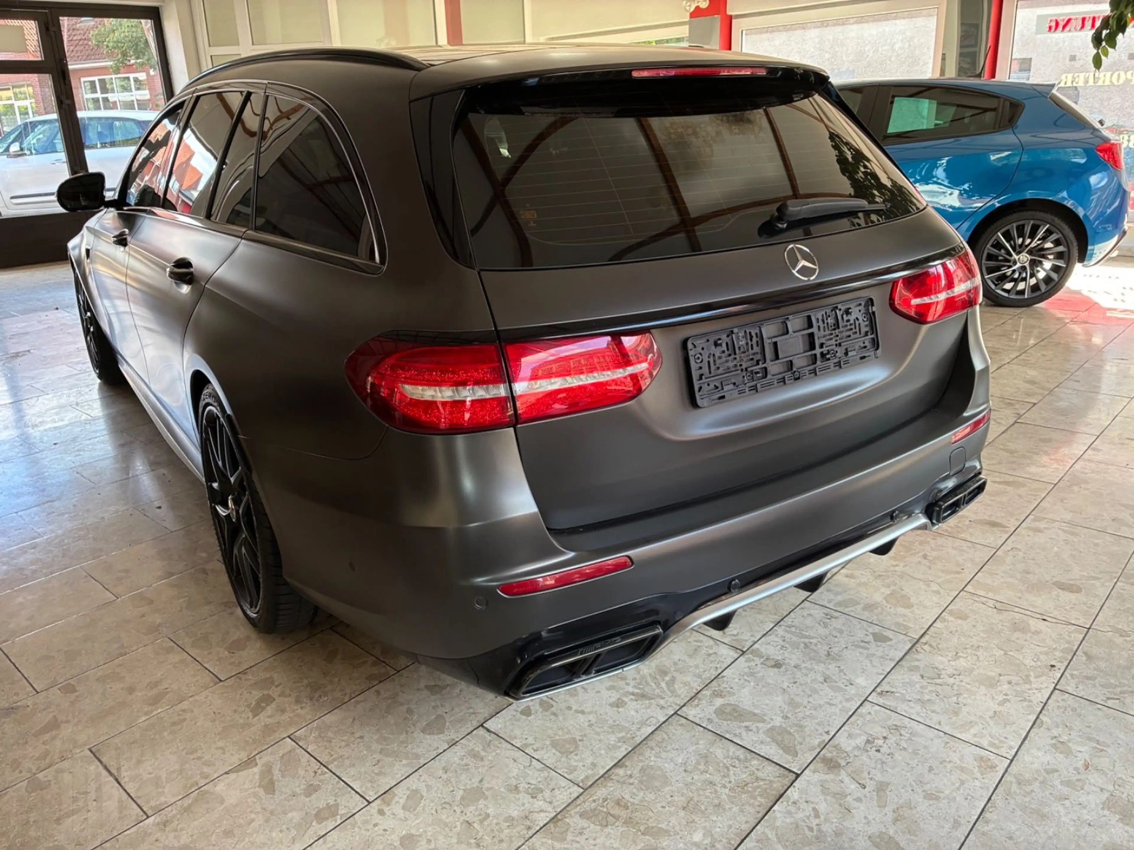 Mercedes-Benz E 63 AMG S-612 HP-Schwarz-Matt-Foliert-Voll-AMG- — photo 8
