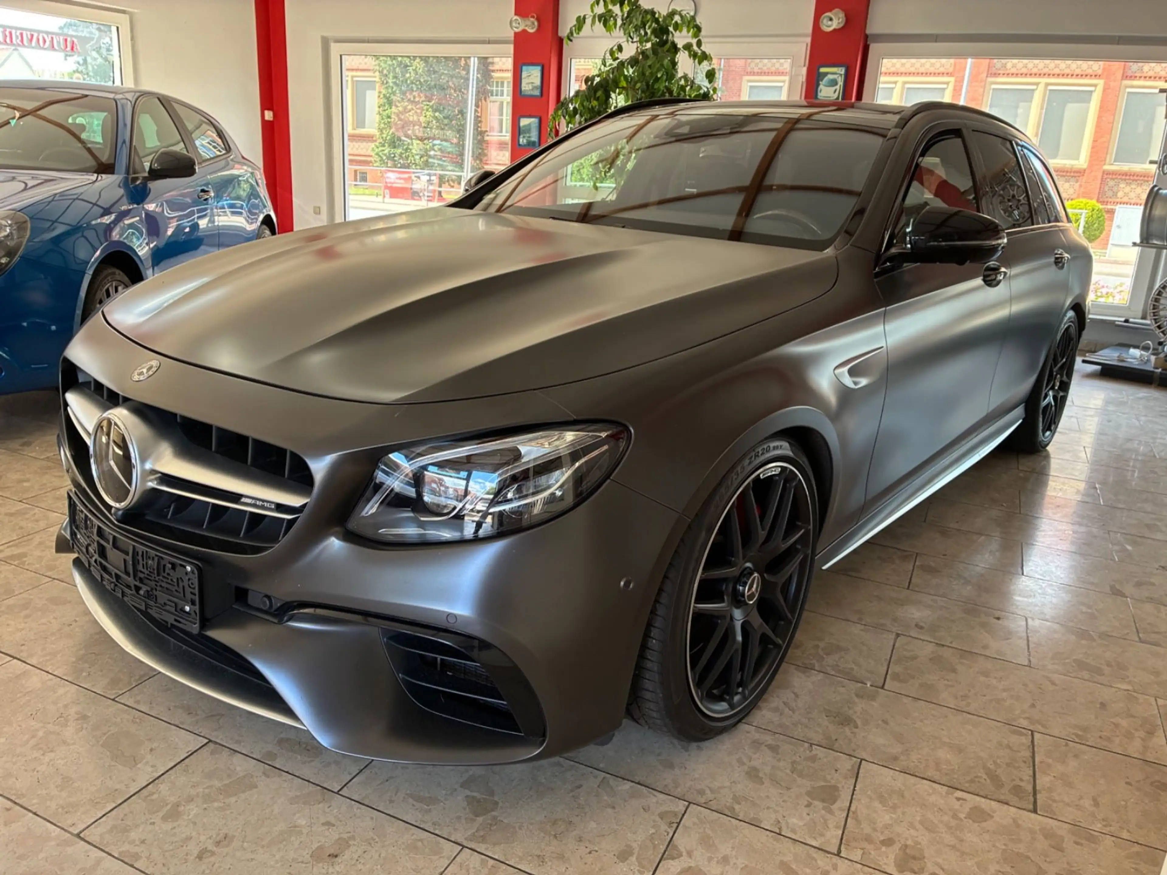 Mercedes-Benz E 63 AMG S-612 HP-Schwarz-Matt-Foliert-Voll-AMG- — photo 3