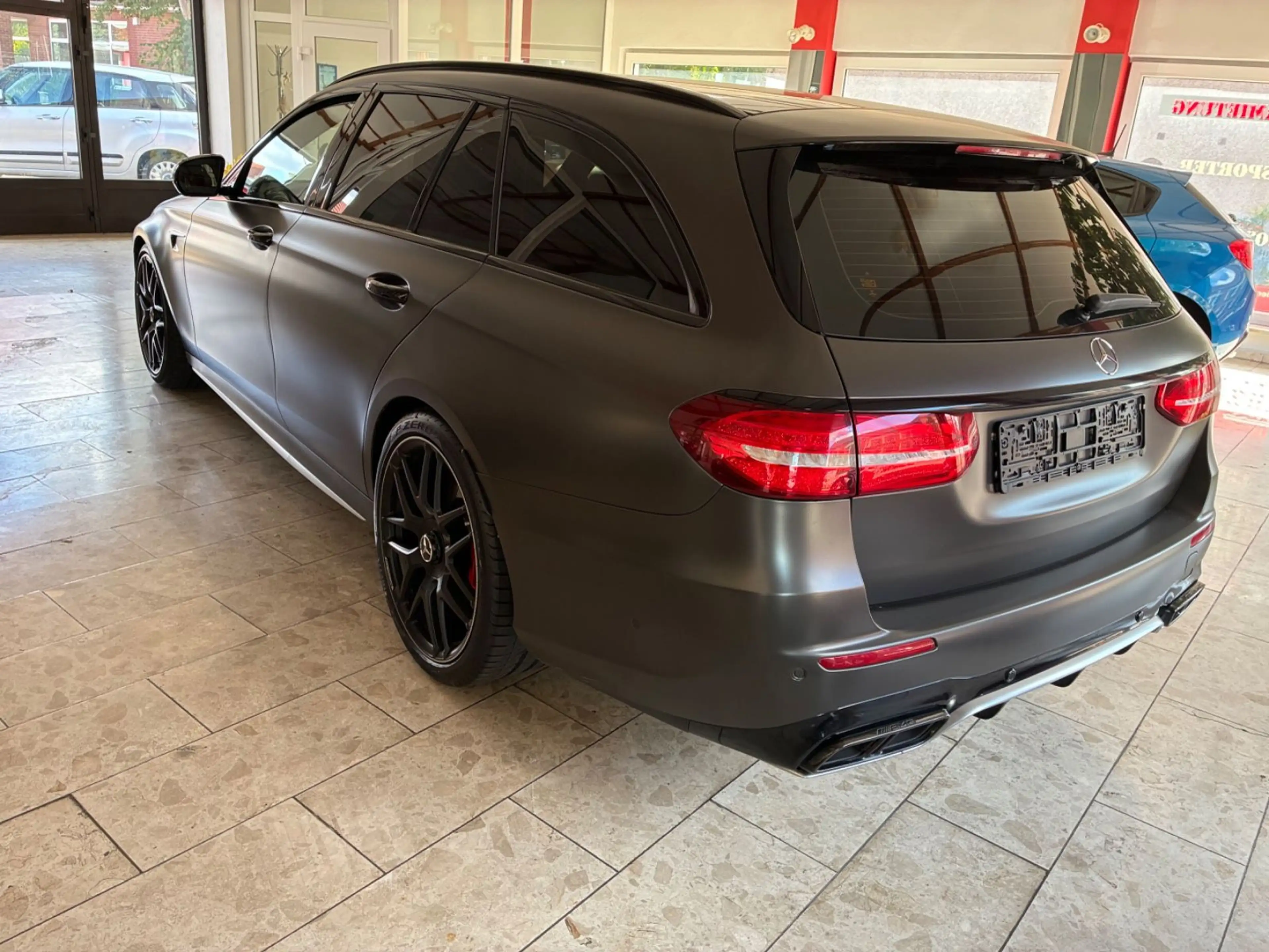 Mercedes-Benz E 63 AMG S-612 HP-Schwarz-Matt-Foliert-Voll-AMG- — photo 6