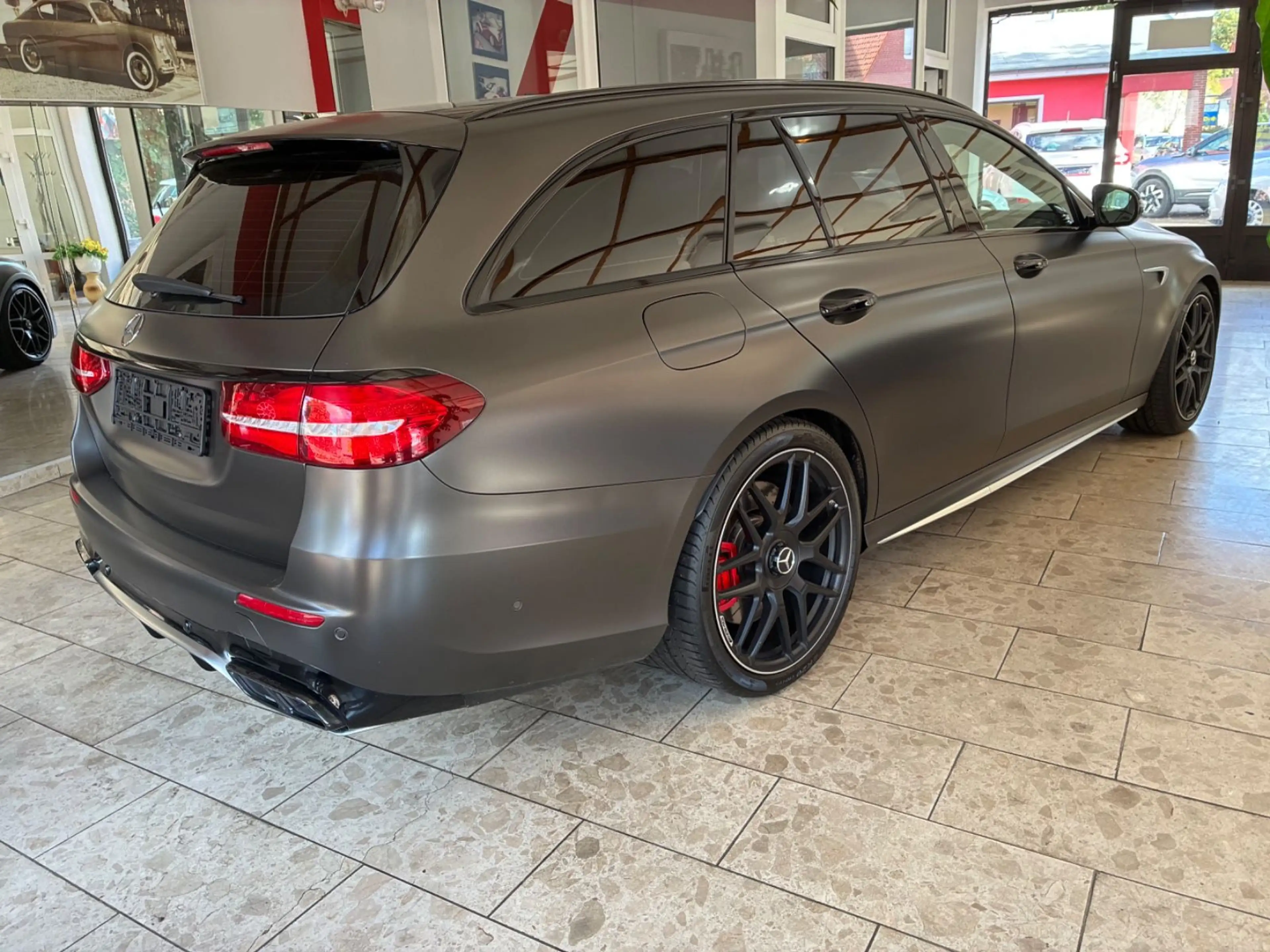 Mercedes-Benz E 63 AMG S-612 HP-Schwarz-Matt-Foliert-Voll-AMG- — photo 9