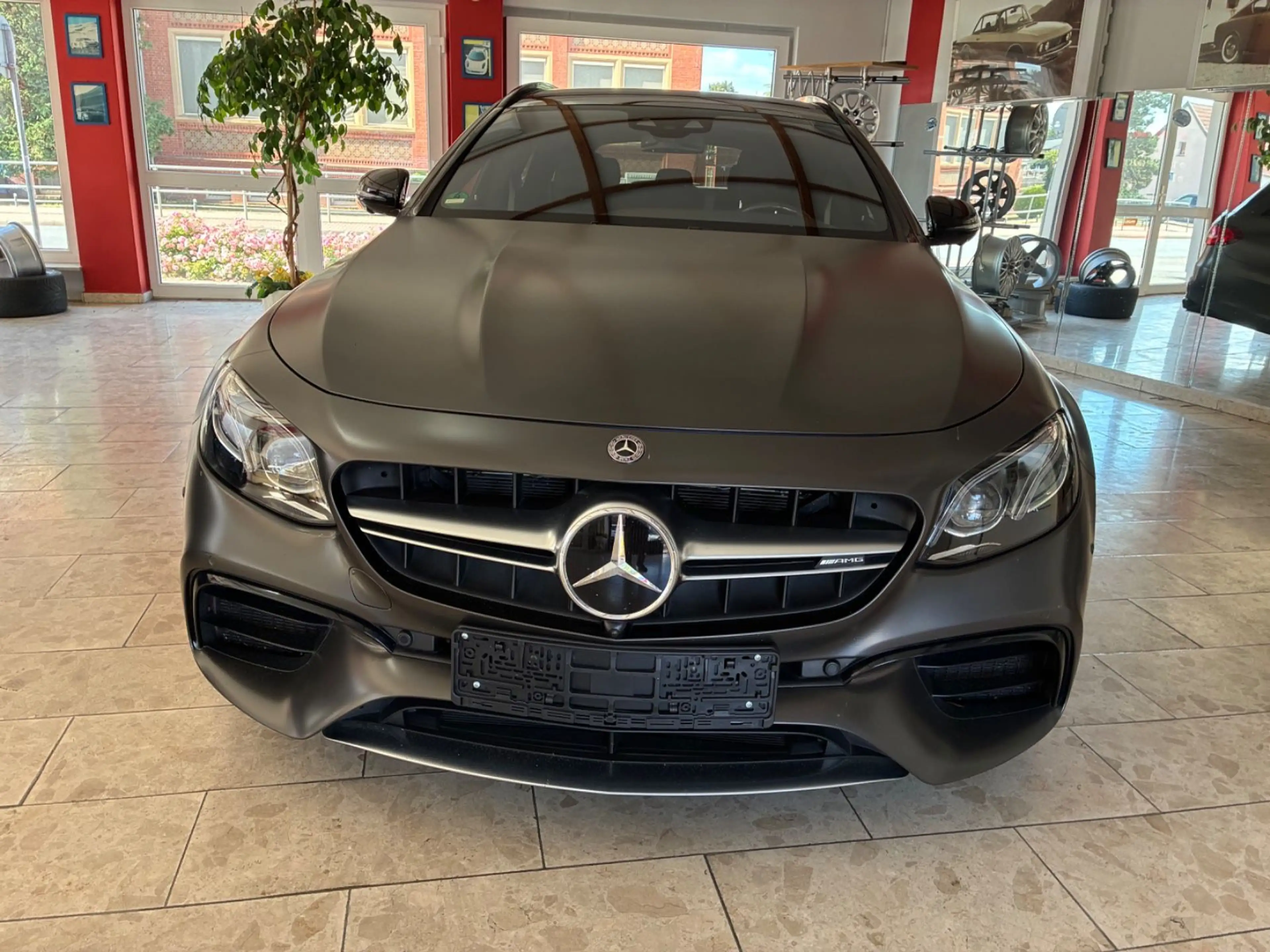 Mercedes-Benz E 63 AMG S-612 HP-Schwarz-Matt-Foliert-Voll-AMG- — photo 4