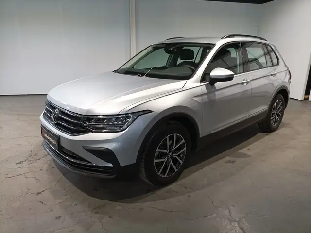 Volkswagen Tiguan view 3