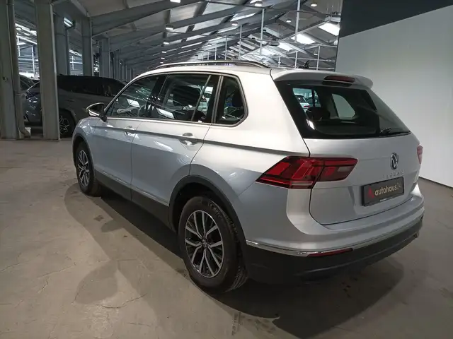 Volkswagen Tiguan view 4