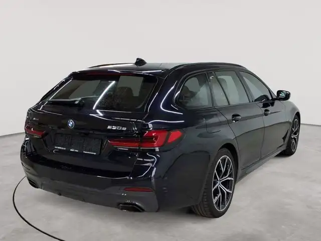 BMW 5 Series view 4