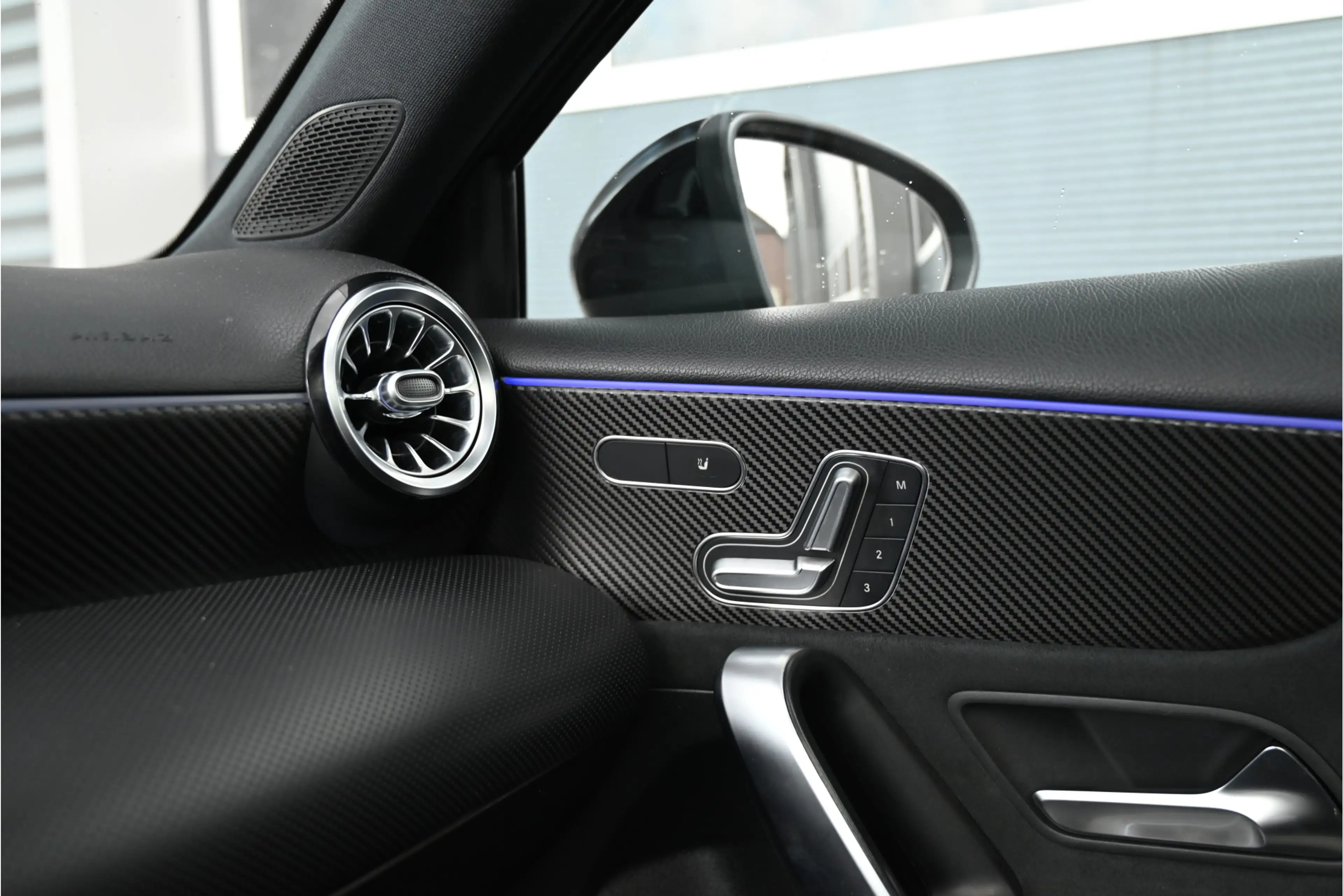 Mercedes-Benz A 200 AMG / PANO / NIGHT / SFEERVERLICHTING / MEMORY / L — photo 13