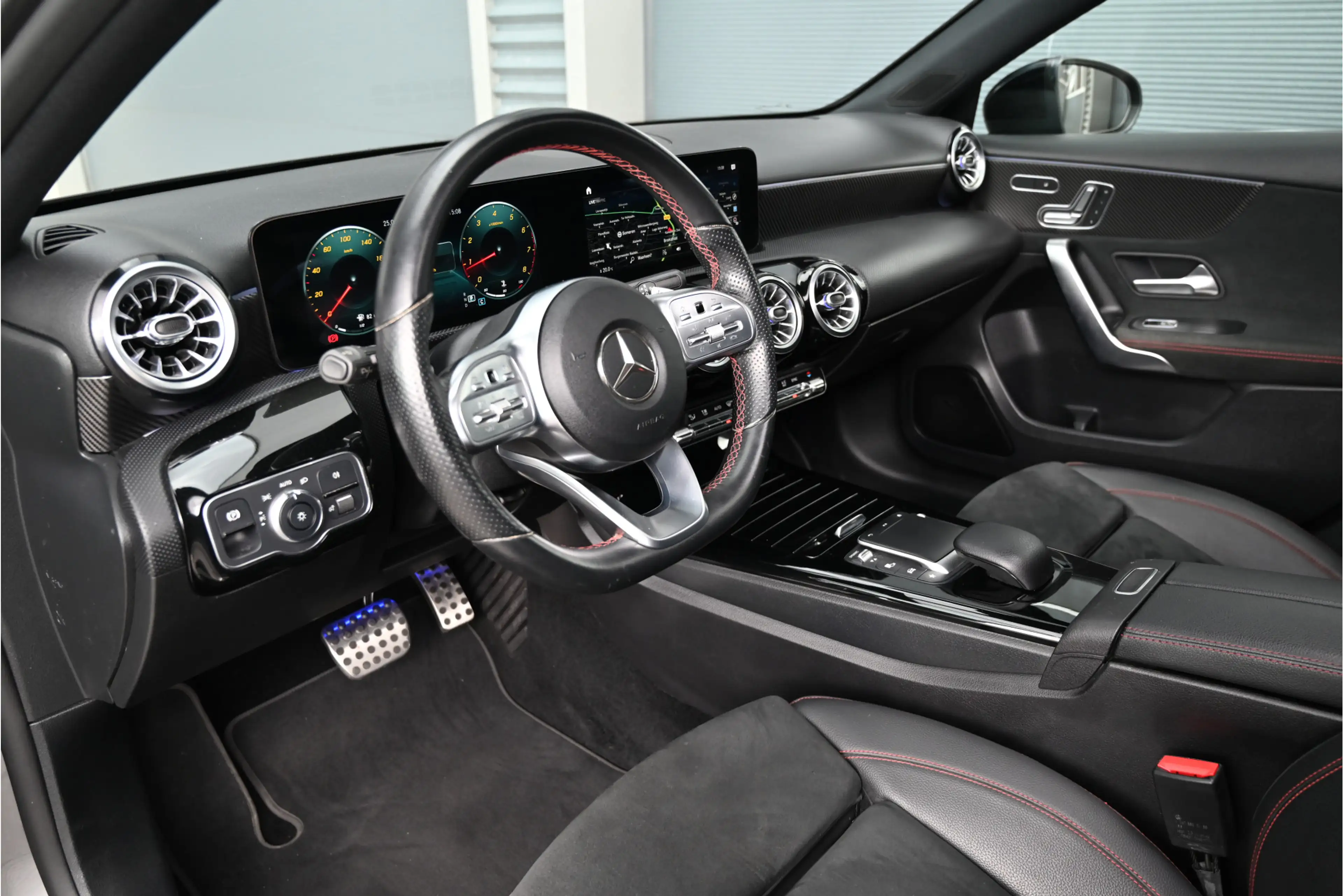 Mercedes-Benz A 200 AMG / PANO / NIGHT / SFEERVERLICHTING / MEMORY / L — photo 9
