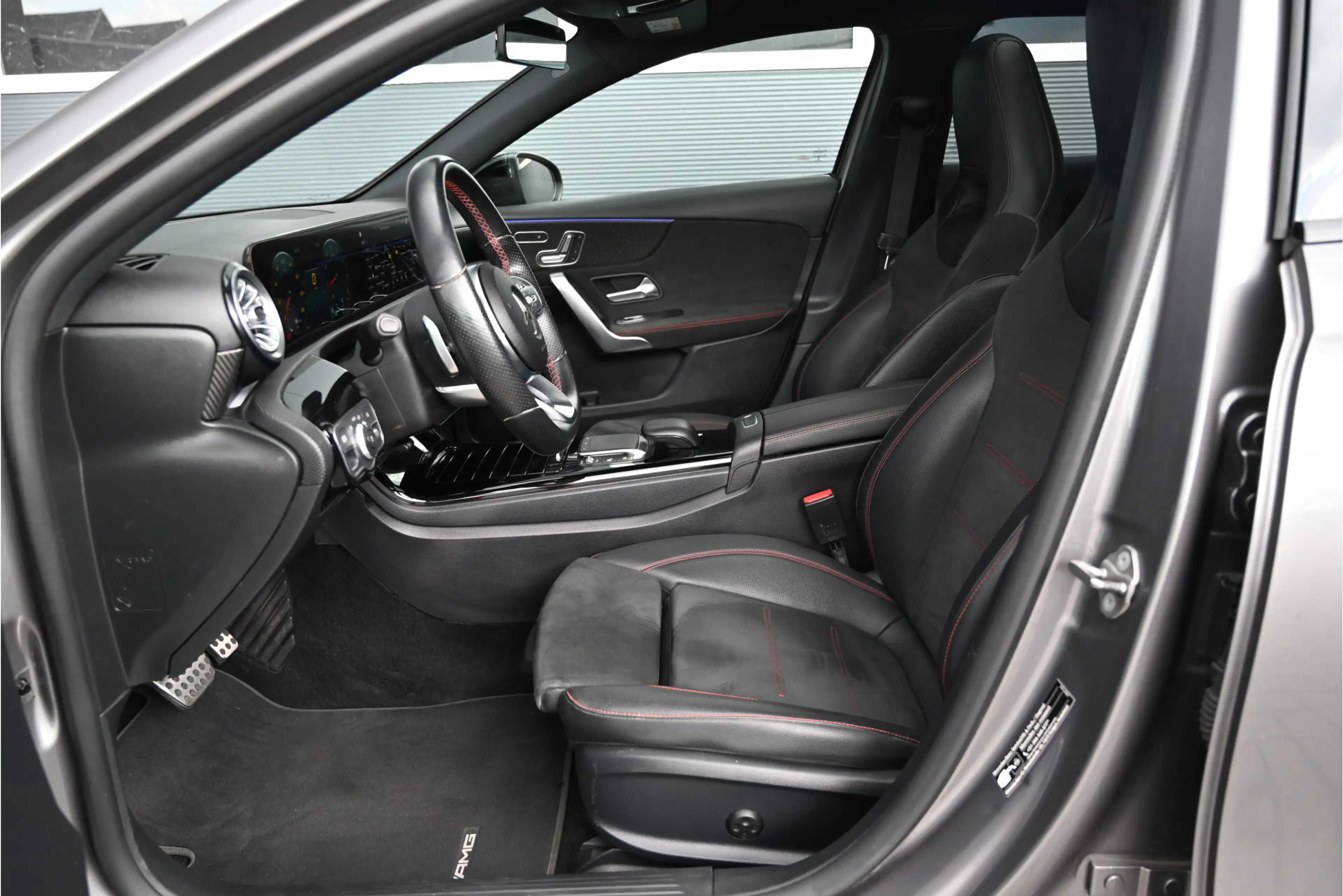 Mercedes-Benz A 200 AMG / PANO / NIGHT / SFEERVERLICHTING / MEMORY / L — photo 3