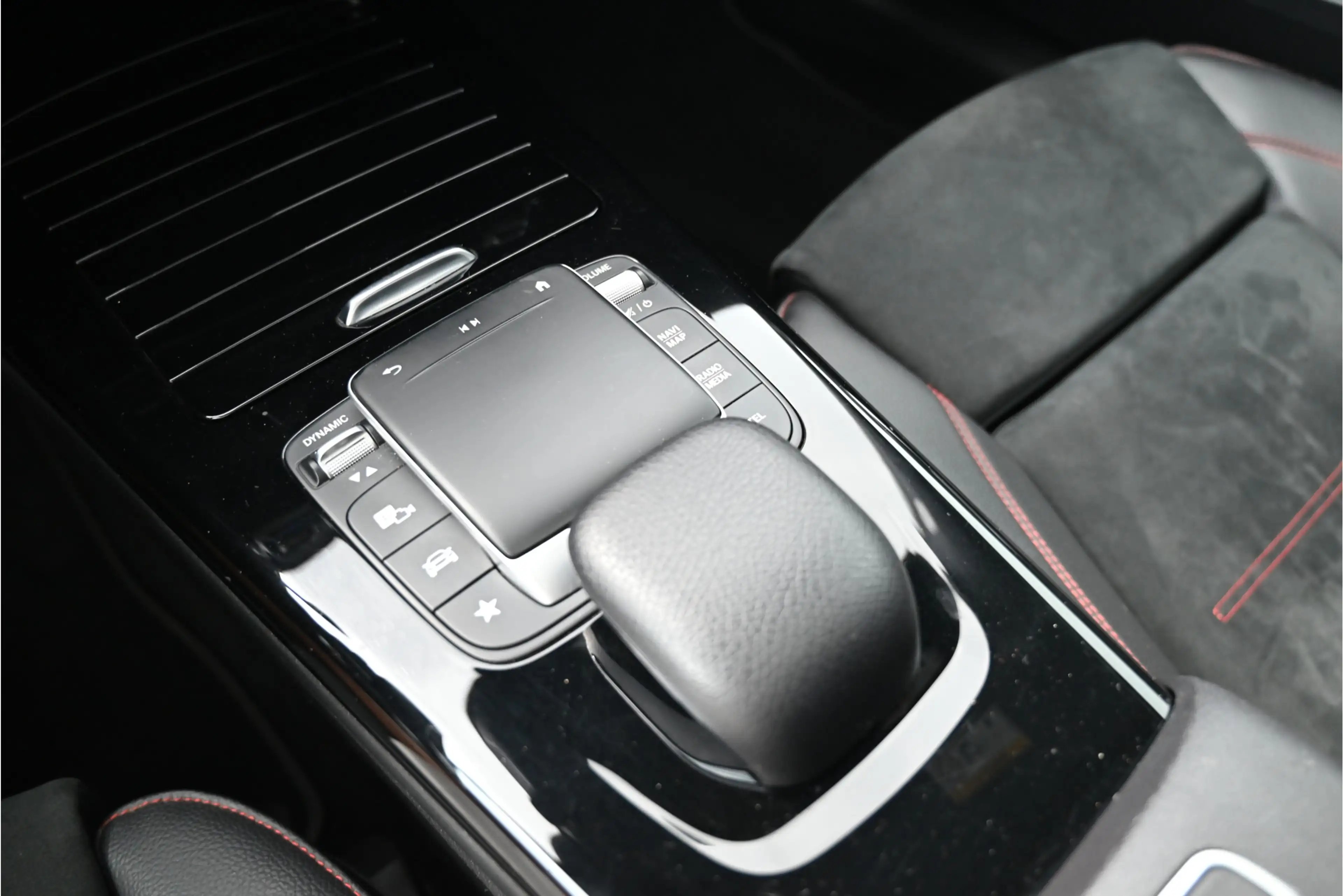 Mercedes-Benz A 200 AMG / PANO / NIGHT / SFEERVERLICHTING / MEMORY / L — photo 11