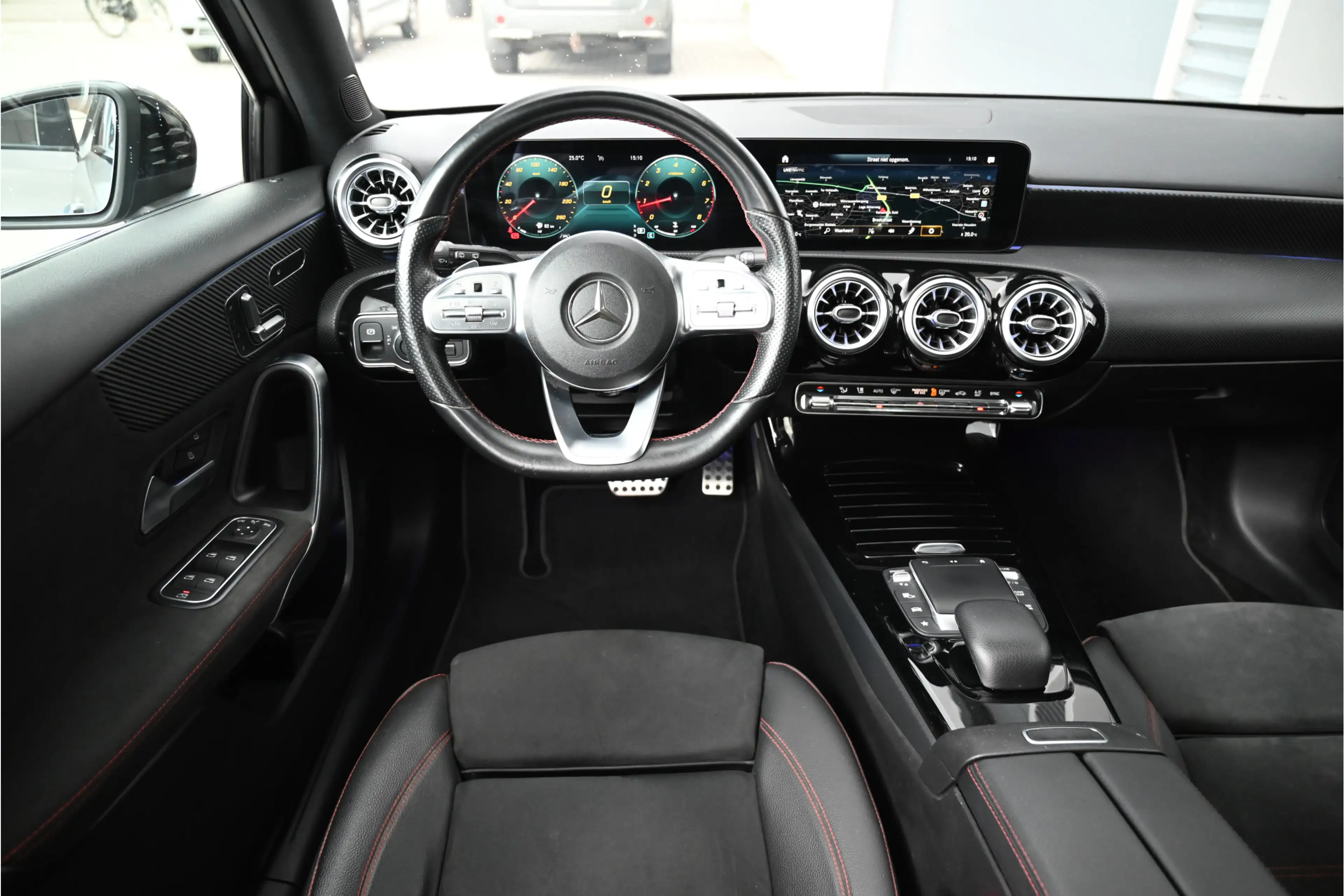 Mercedes-Benz A 200 AMG / PANO / NIGHT / SFEERVERLICHTING / MEMORY / L — photo 4