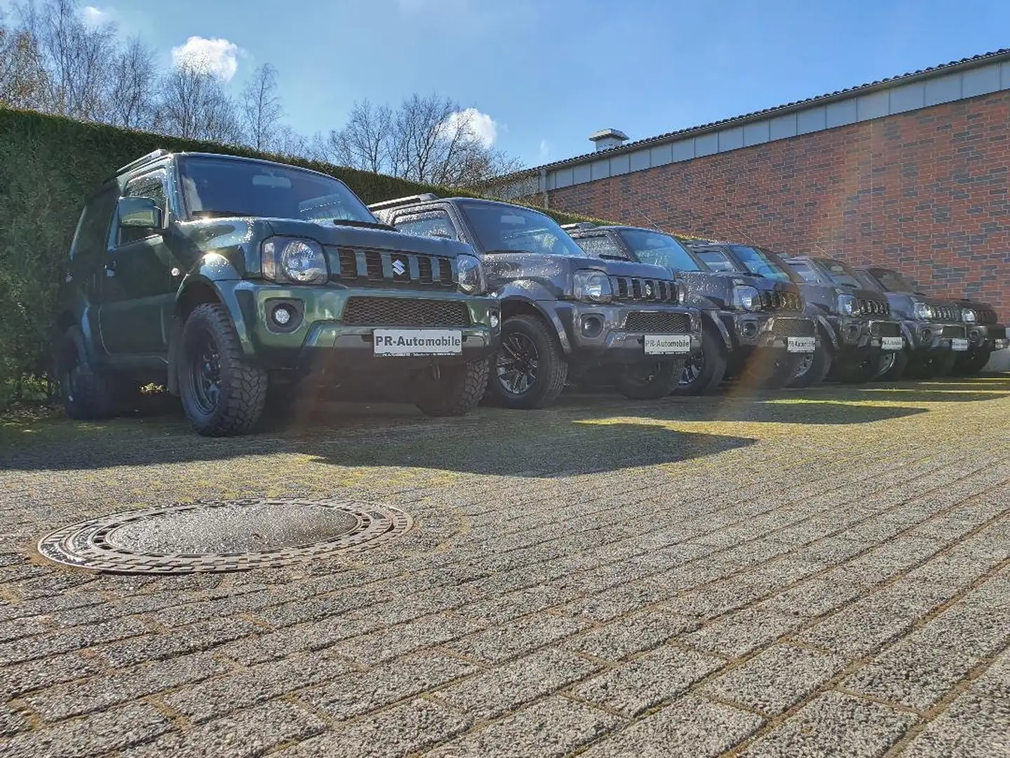 Suzuki Jimny Jimny 1.5  Comfort+ Klimaaut/Navi+Cam ab 31.03 Grün - 1