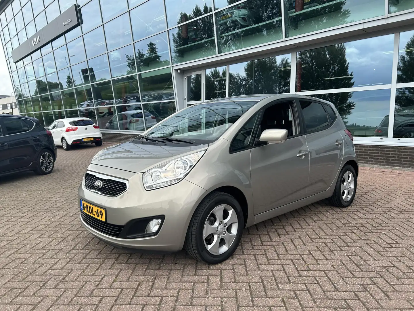 Kia Venga 1.4 CVVT Super Pack | Fijne, hoge, instap | Full m Grijs - 2
