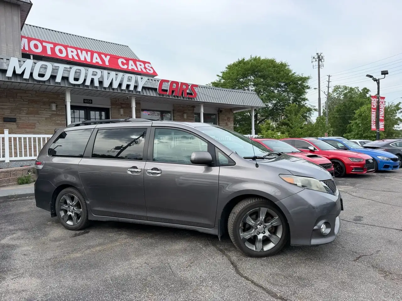 Toyota Sienna photo Toyota Sienna