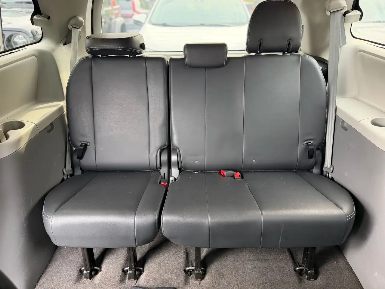 Toyota Sienna photo Toyota Sienna