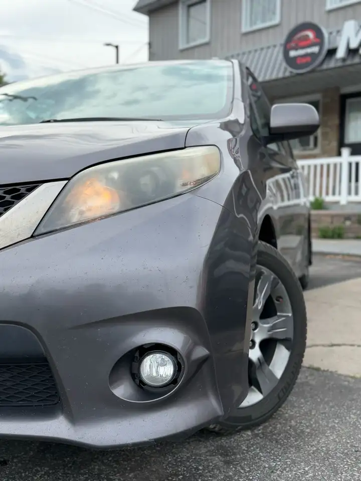 Toyota Sienna photo Toyota Sienna