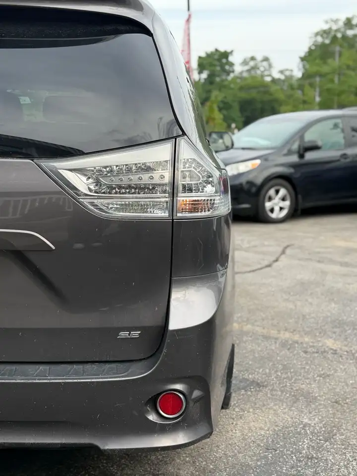 Toyota Sienna photo Toyota Sienna