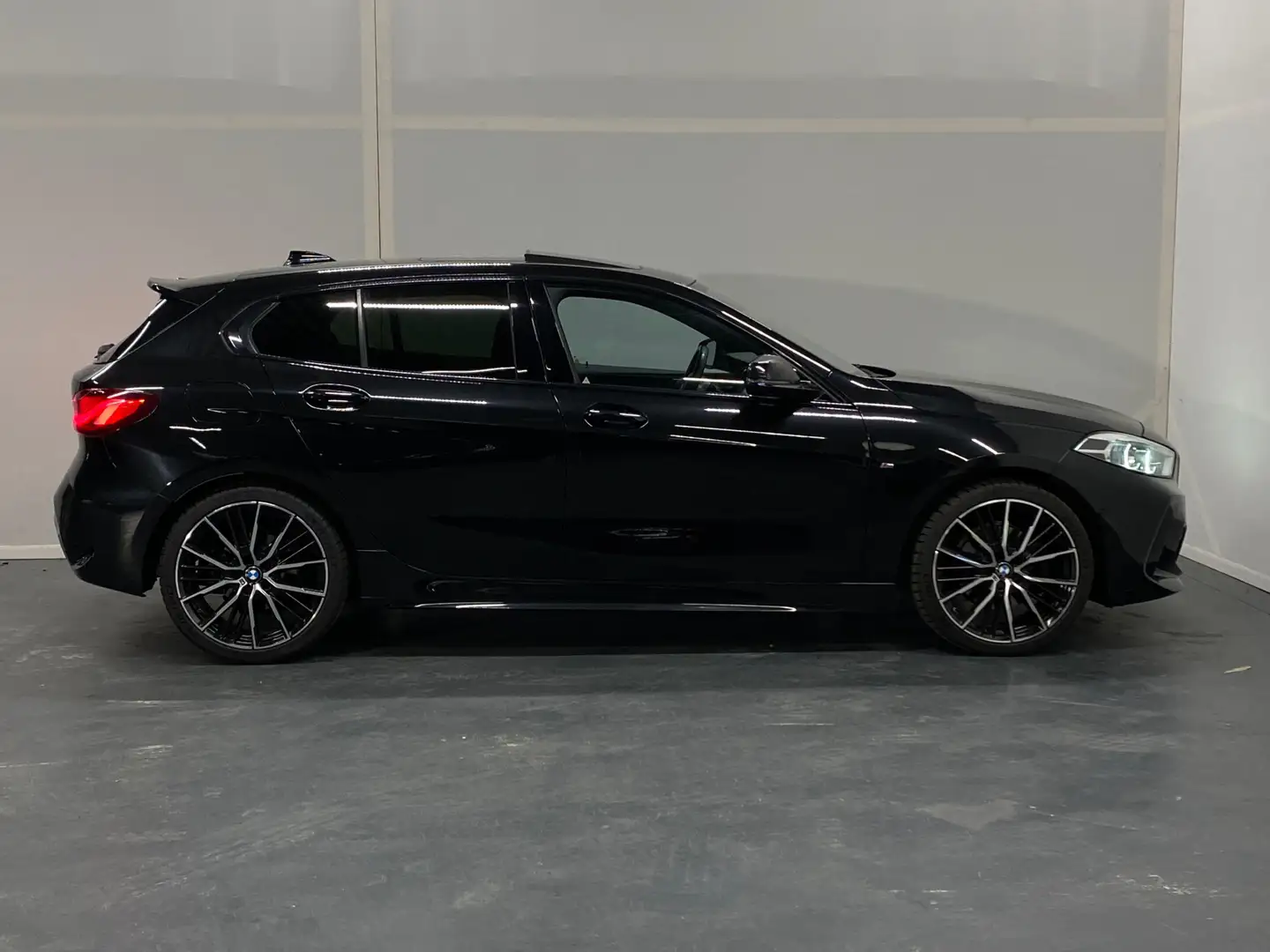 BMW 118 1-serie 118i High Executive Edition Zwart - 2