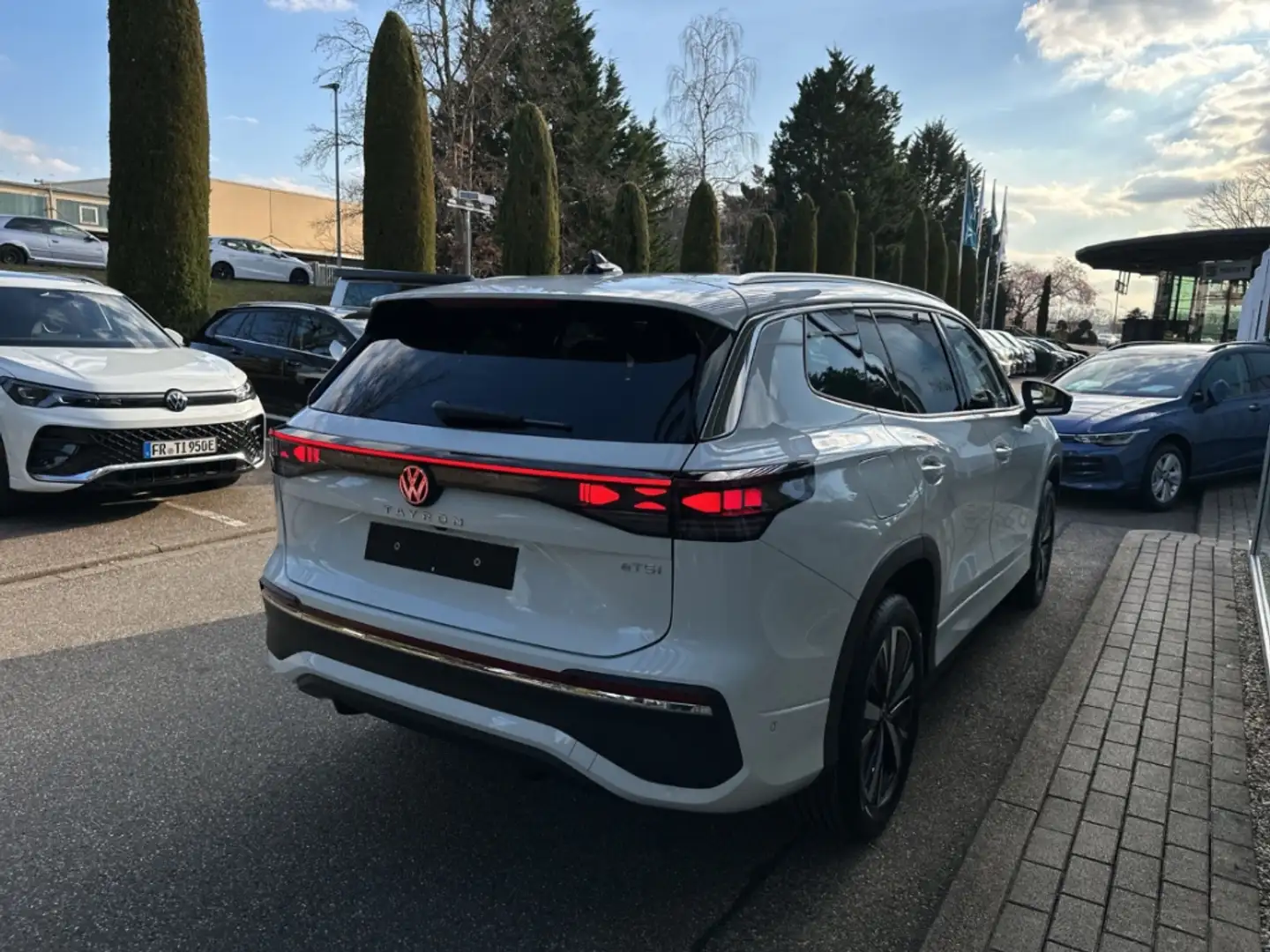 Volkswagen Tayron Elegance 1.5 eTSI DSG AHK Navi 7-Sitzer Weiß - 2