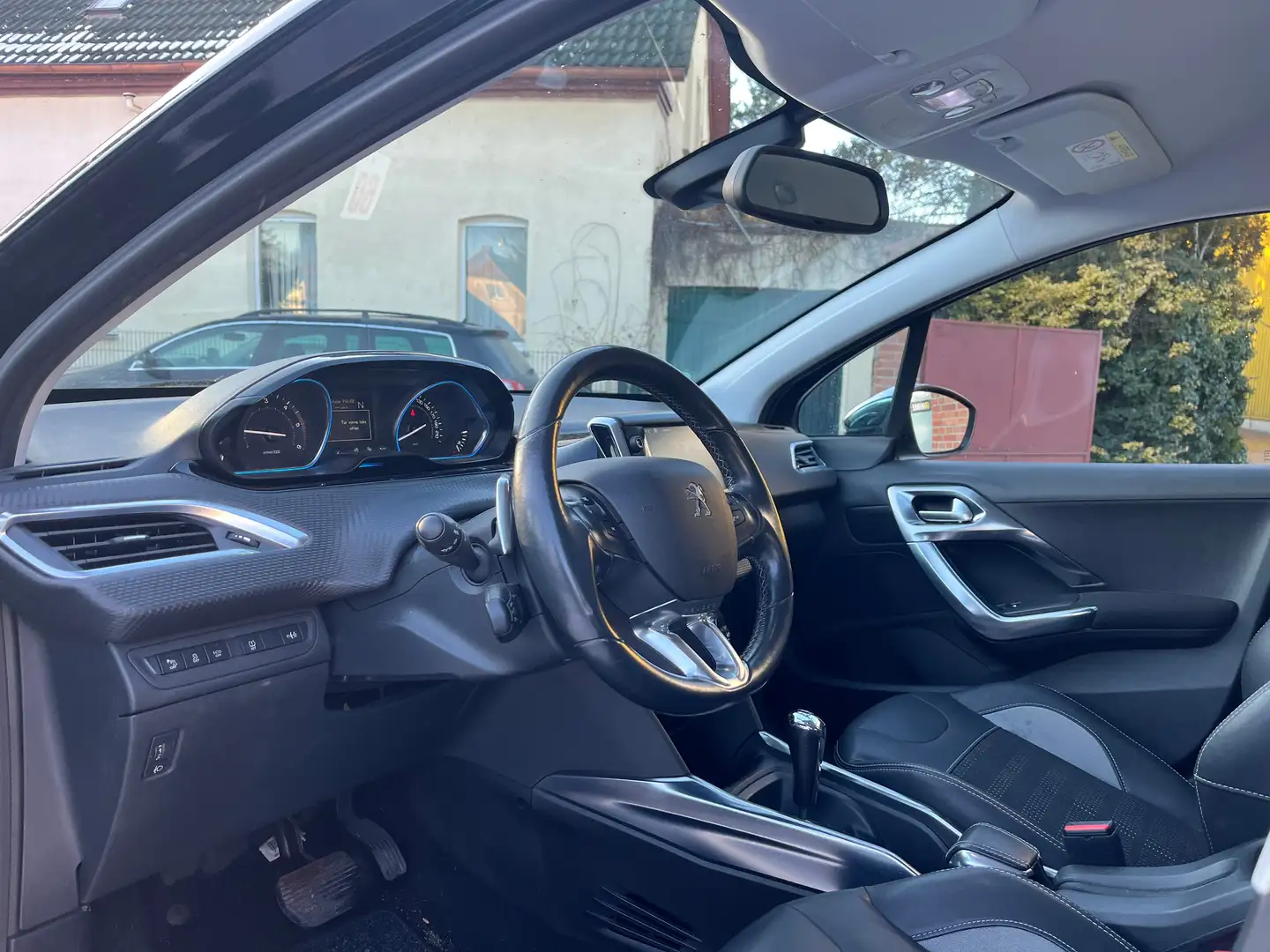 Peugeot 2008 Allure   Sitzh. Navi  AHK Schwarz - 2