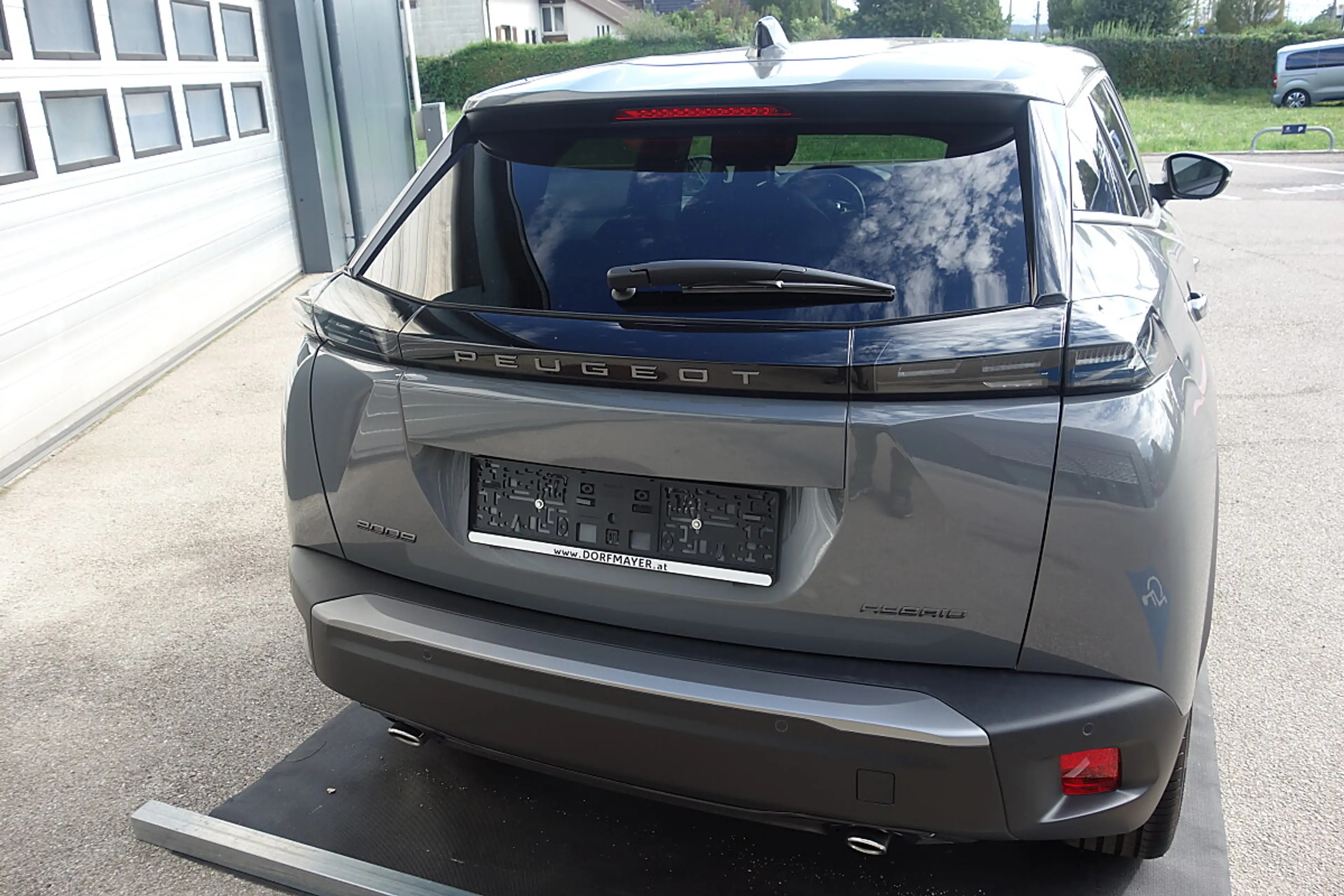 Peugeot 2008 Hybrid 145 e-DCS6 Allure — photo 6