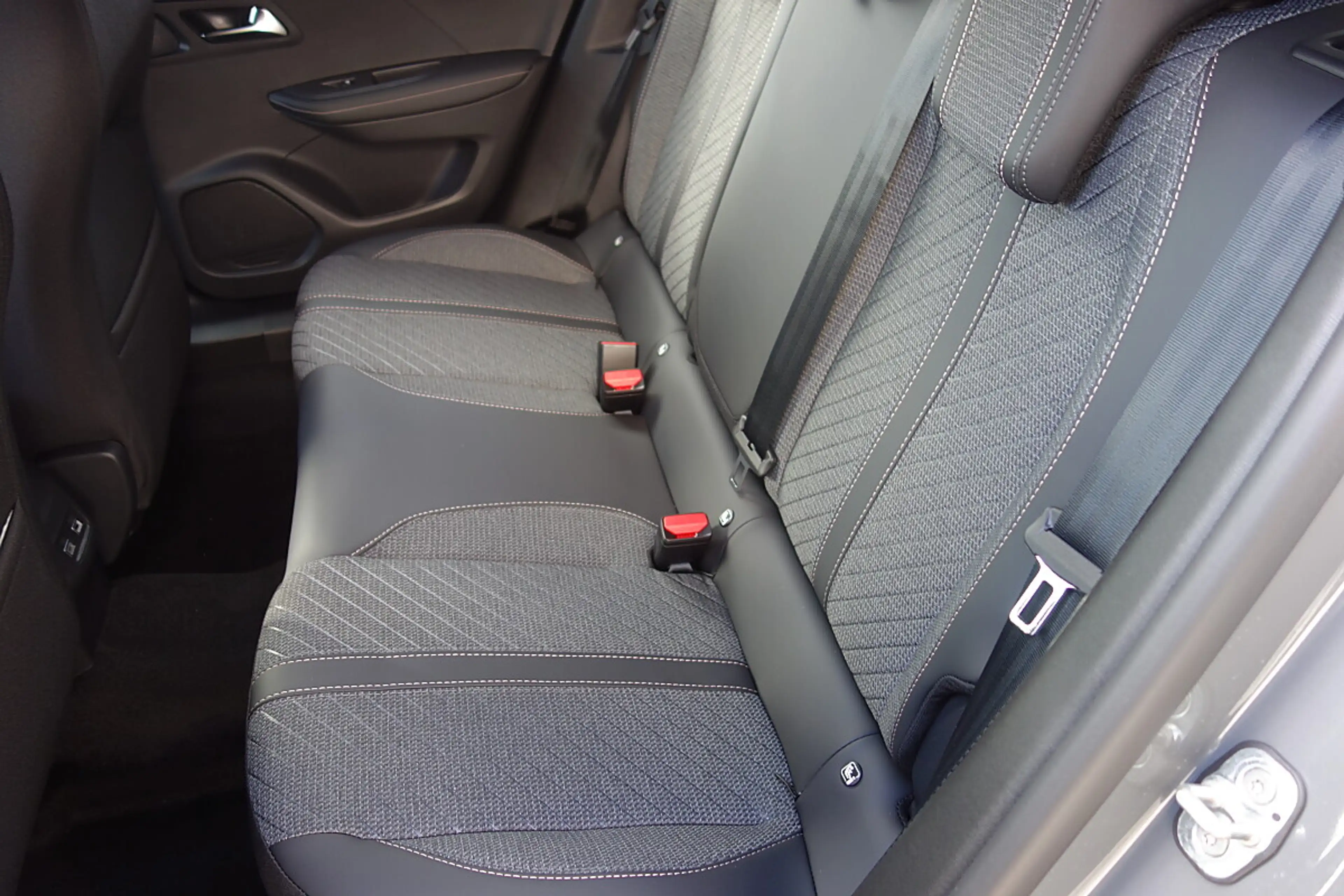 Peugeot 2008 Hybrid 145 e-DCS6 Allure — photo 10