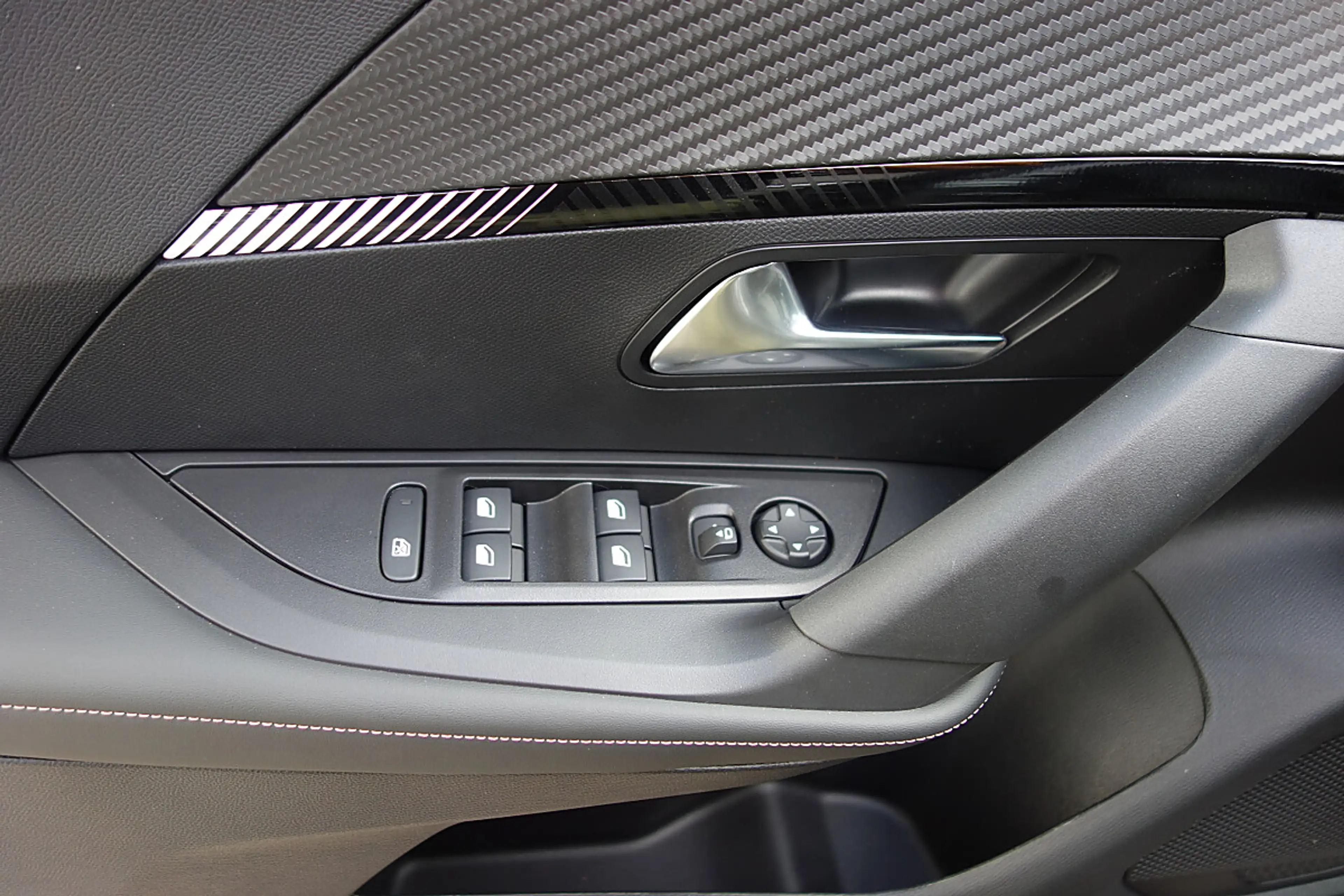 Peugeot 2008 Hybrid 145 e-DCS6 Allure — photo 12