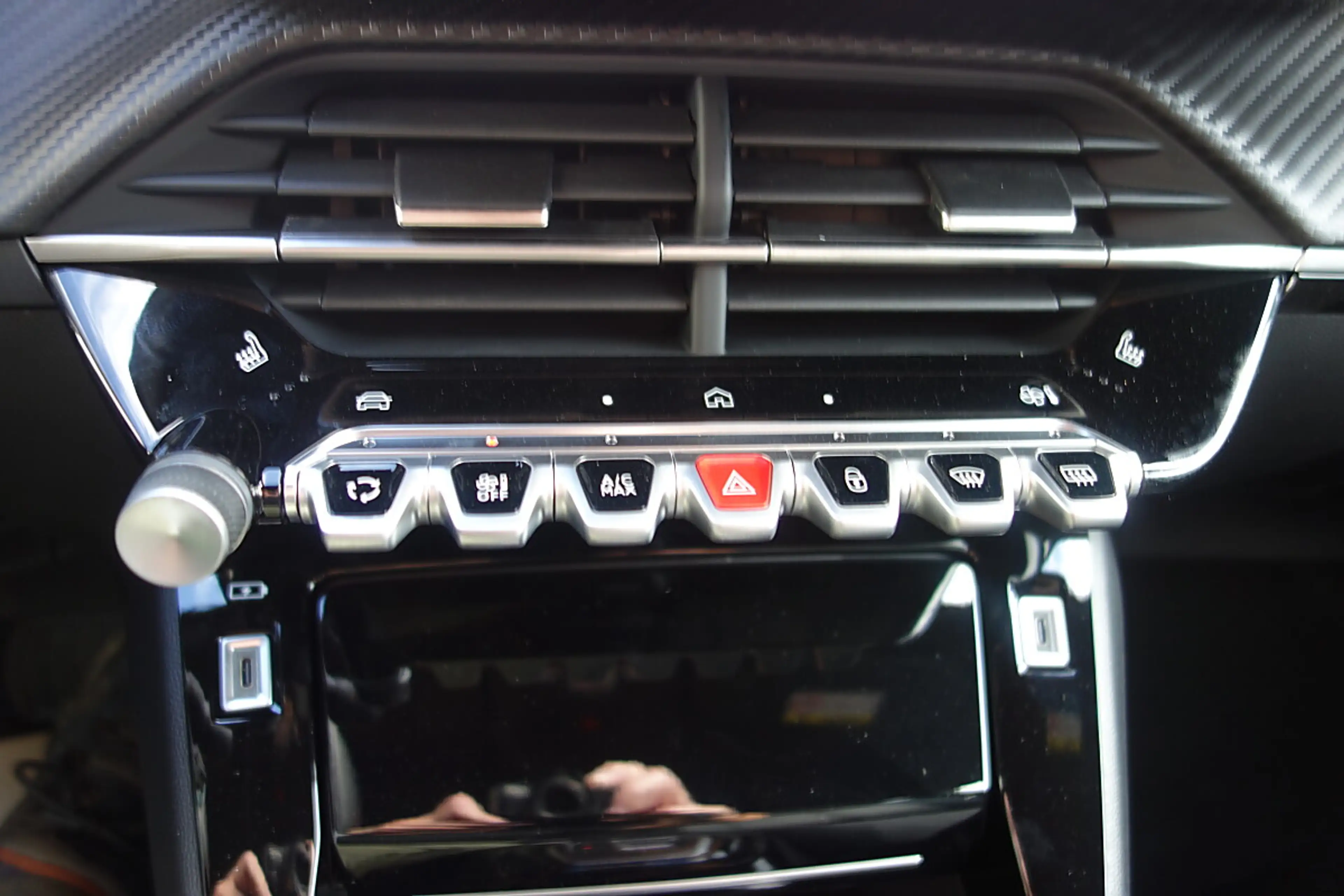 Peugeot 2008 Hybrid 145 e-DCS6 Allure — photo 14